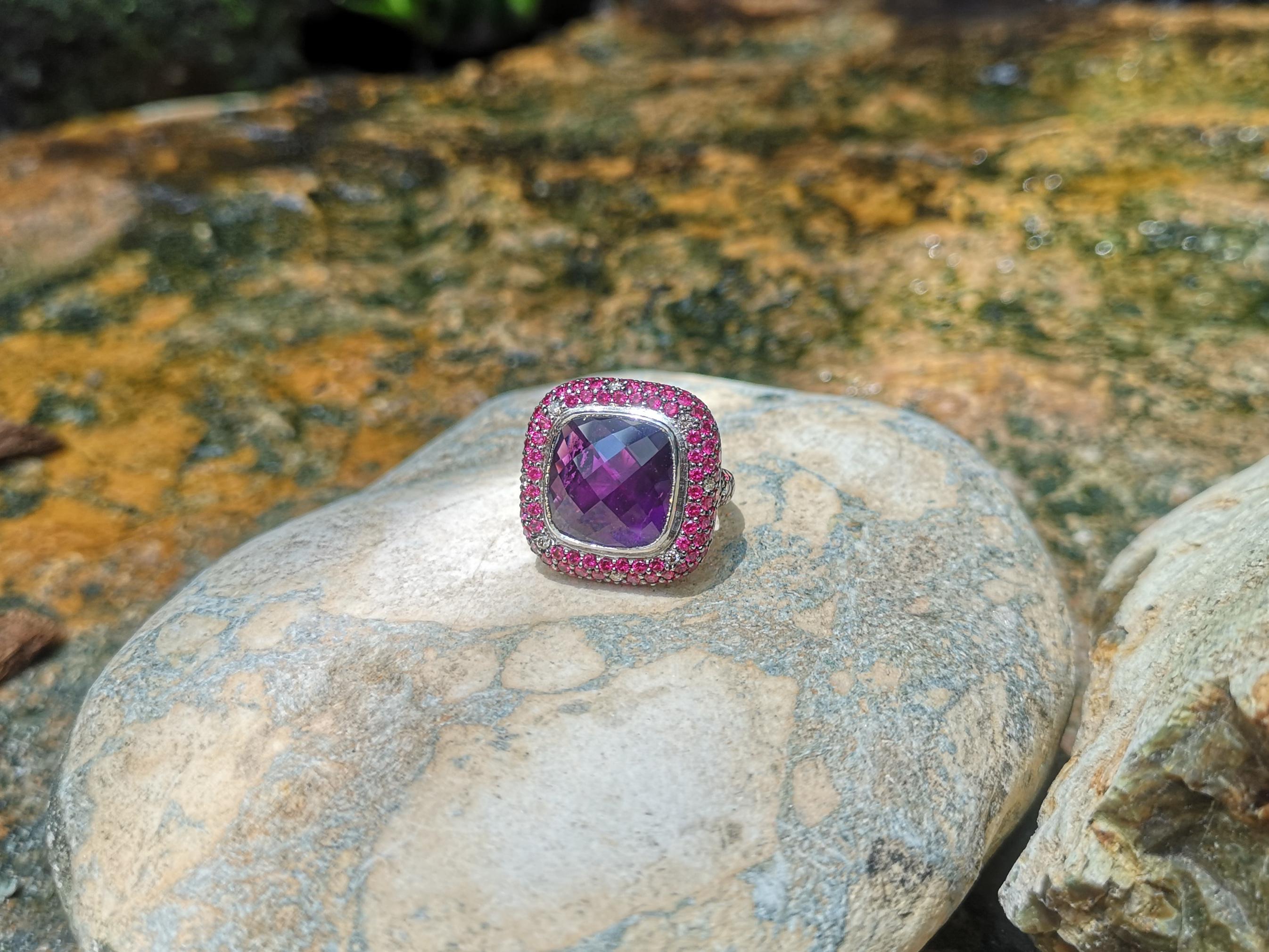 Bague en or blanc 18 carats ornée d'une améthyste, d'un rubis et d'un diamant Brown en vente 2