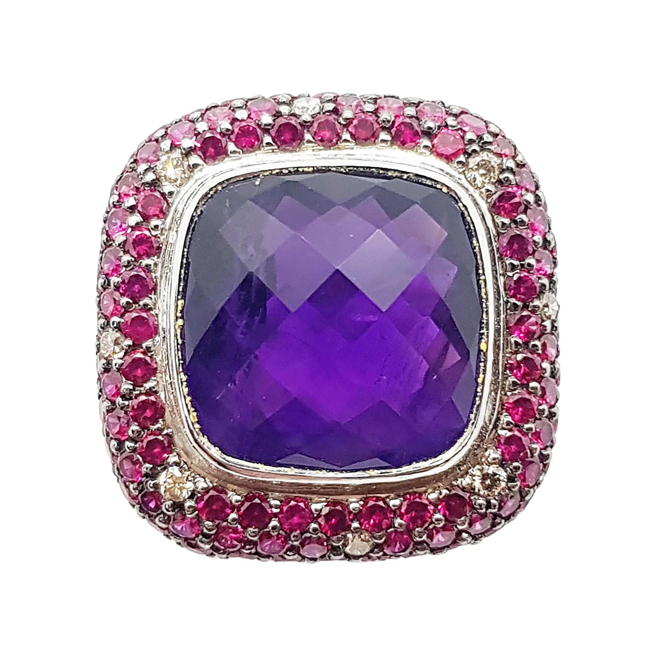 Bague en or blanc 18 carats ornée d'une améthyste, d'un rubis et d'un diamant Brown
