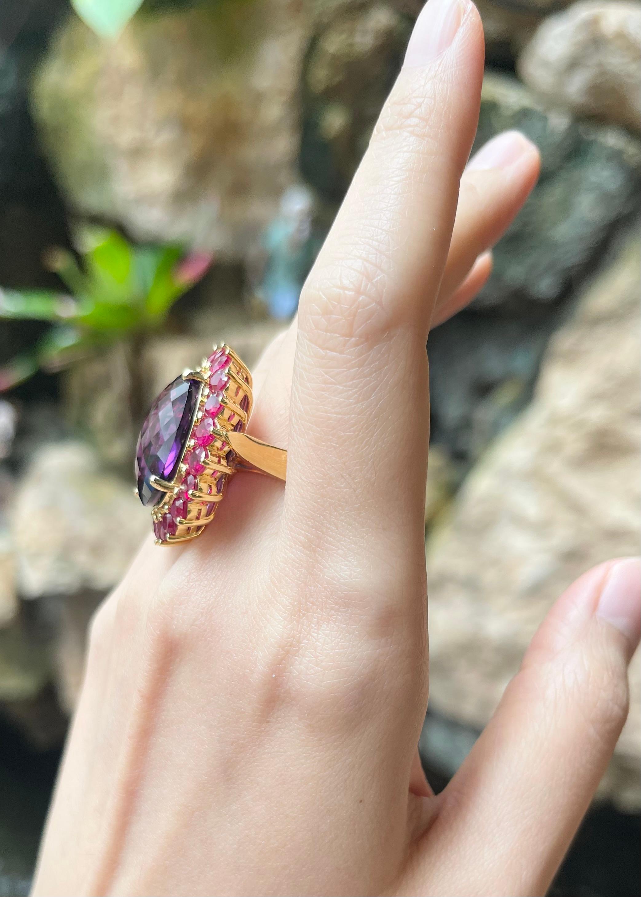 Amethyst mit Rubin Ring in 18K Gold gefasst im Zustand „Neu“ im Angebot in Bangkok, TH