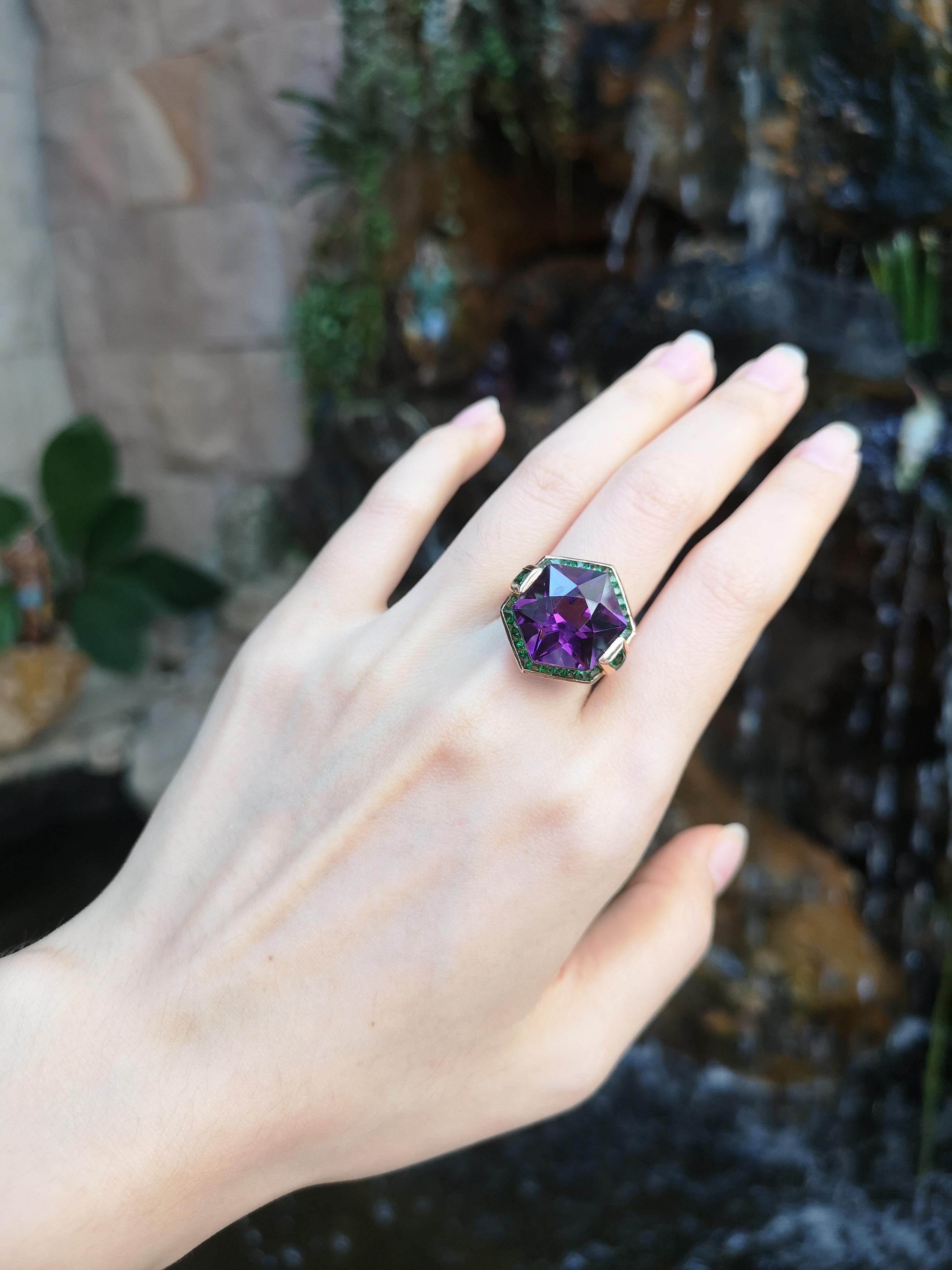 Amethyst 12::45 Karat mit Tsavorit 2::52 Karat Ring in 18 Karat Roségold gefasst 

Breite: 2.0 cm
Länge: 2.0 cm 
Ringgröße: 51


