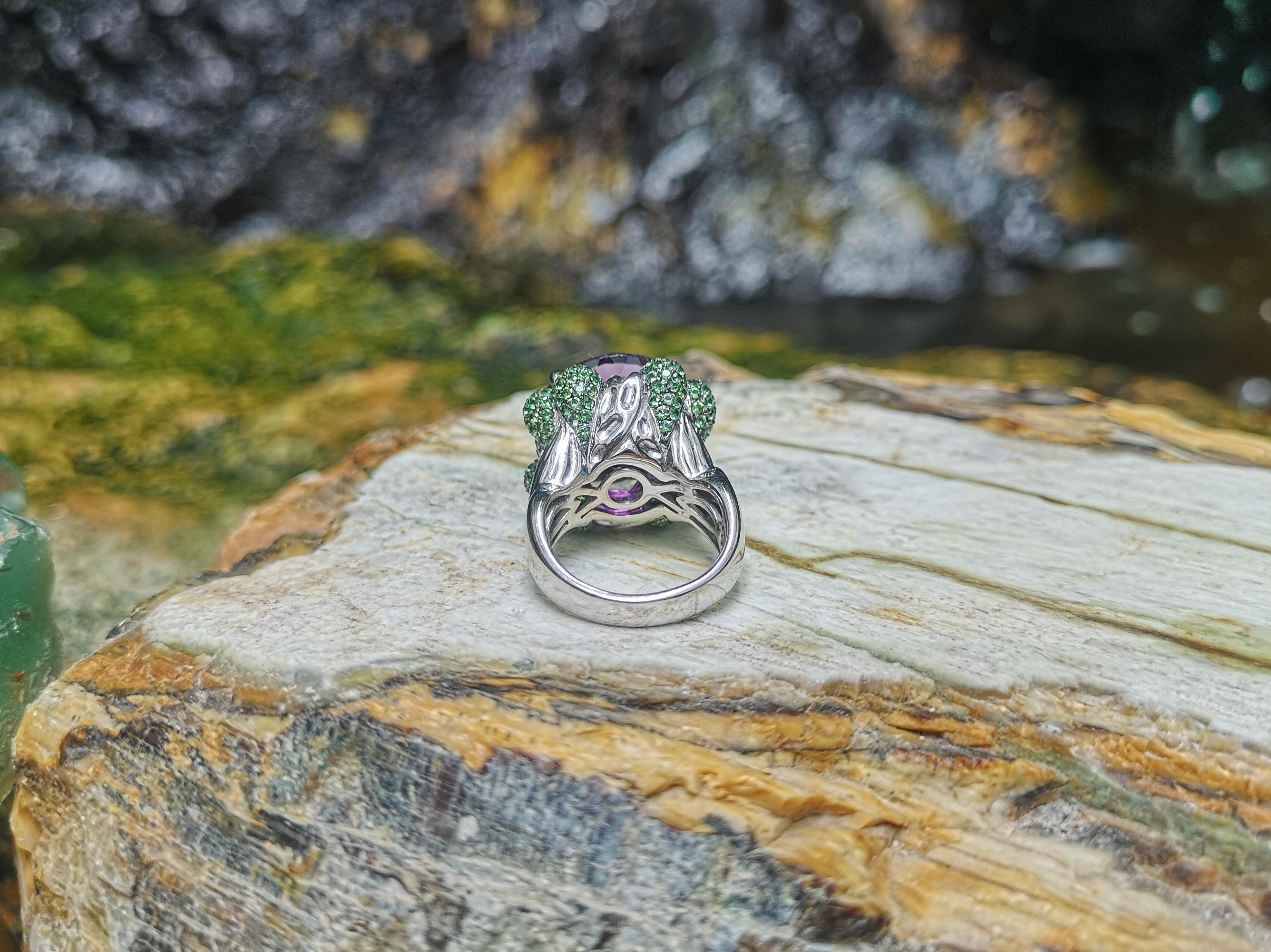 Anello con ametista e tsavorite con montatura in oro bianco 18 carati in vendita 4
