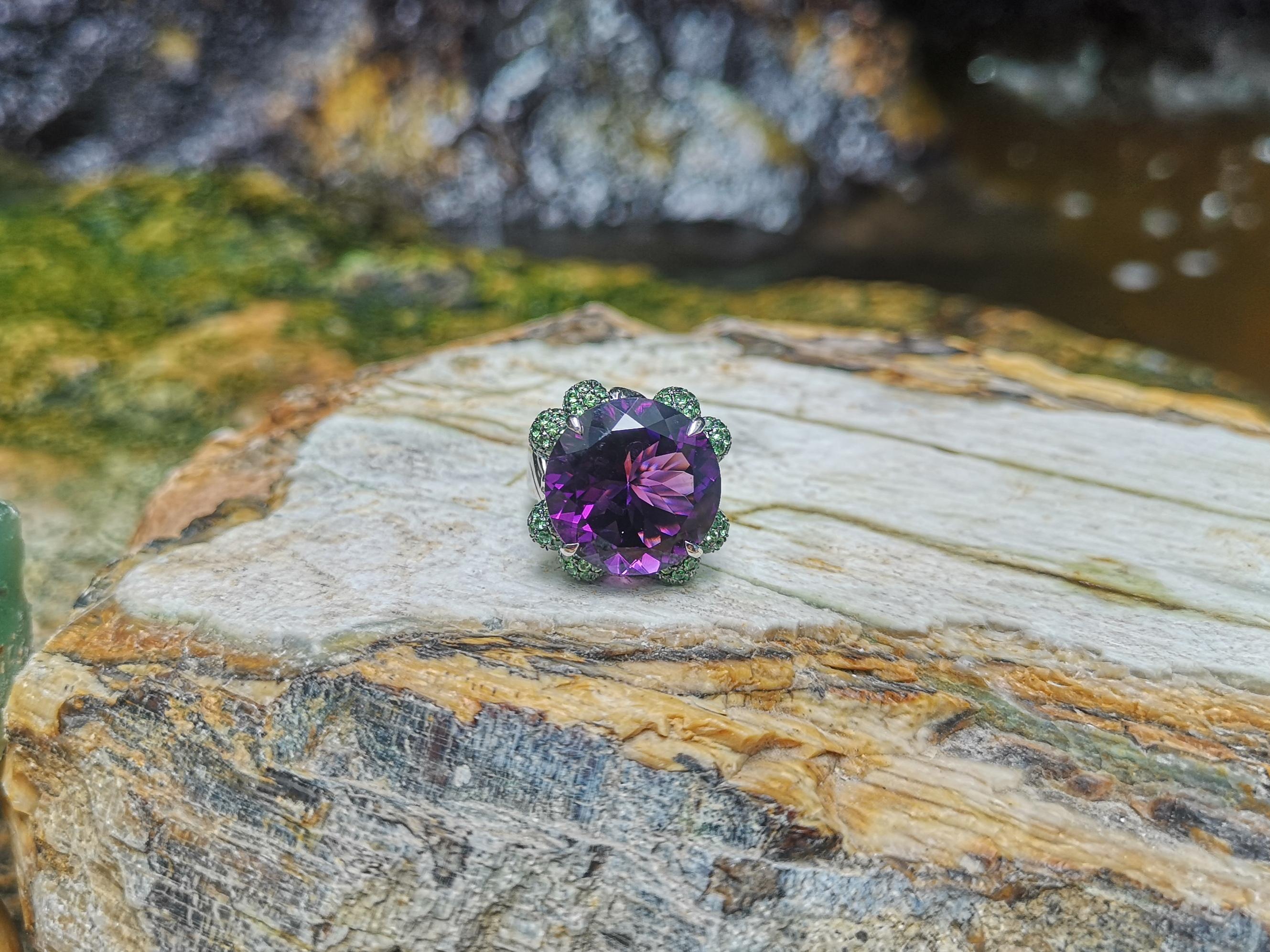 Anello con ametista e tsavorite con montatura in oro bianco 18 carati in vendita 2