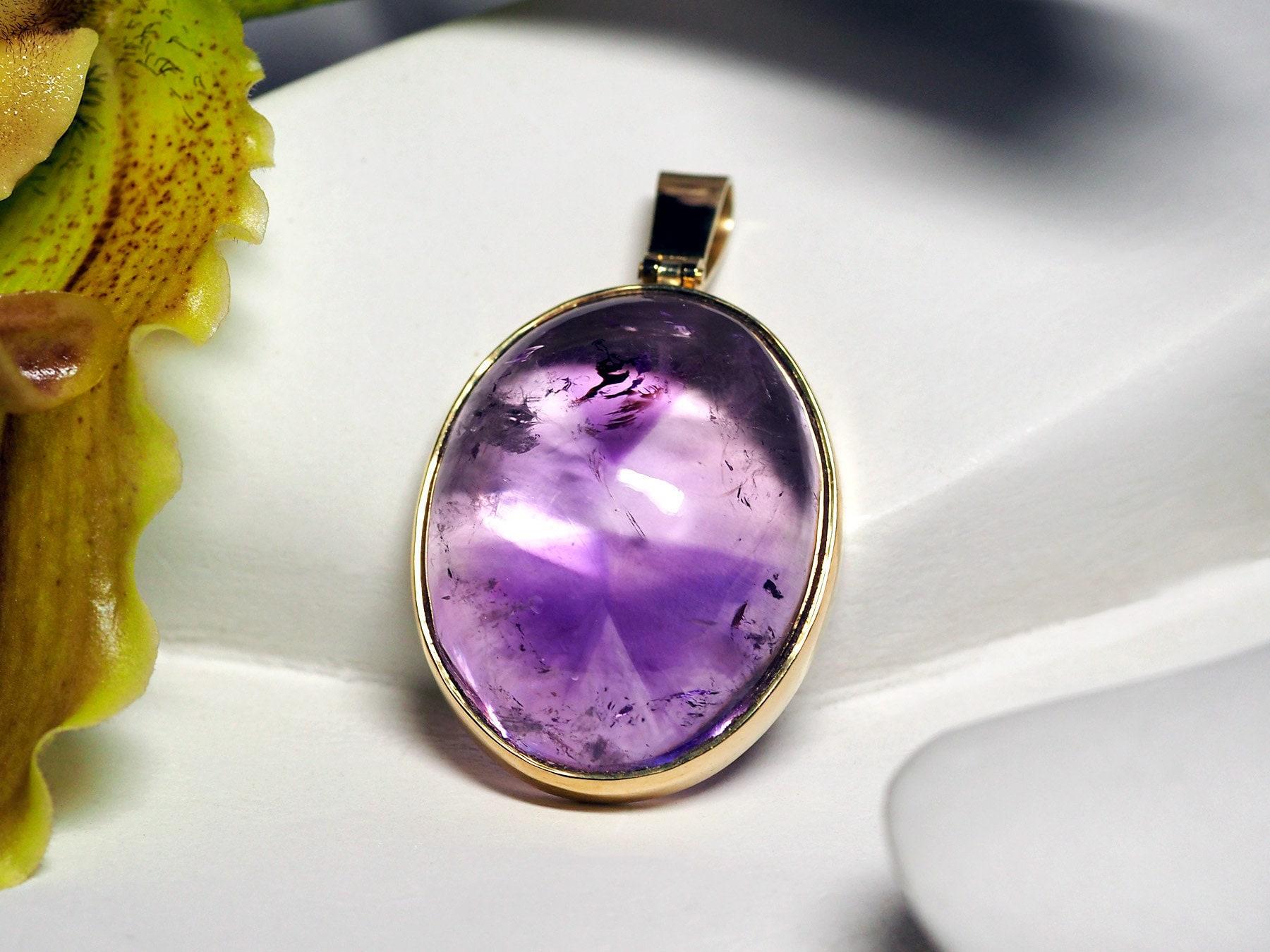 Artigiano Ciondolo in oro giallo Ametista Cabochon Gemma Royal Purple Namibian Stone Minimalismo in vendita