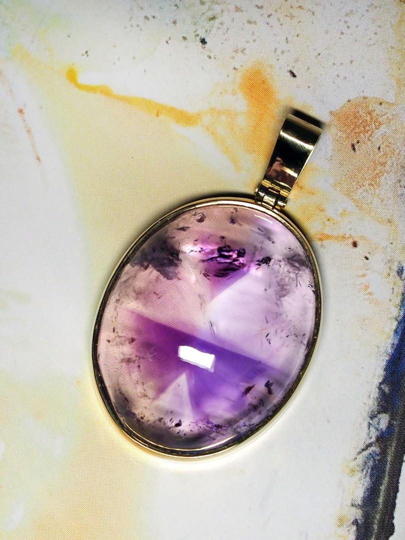 Amethyst Yellow Gold Pendant Cabochon Gem Royal Purple Namibian Stone Minimalism In New Condition For Sale In Berlin, DE