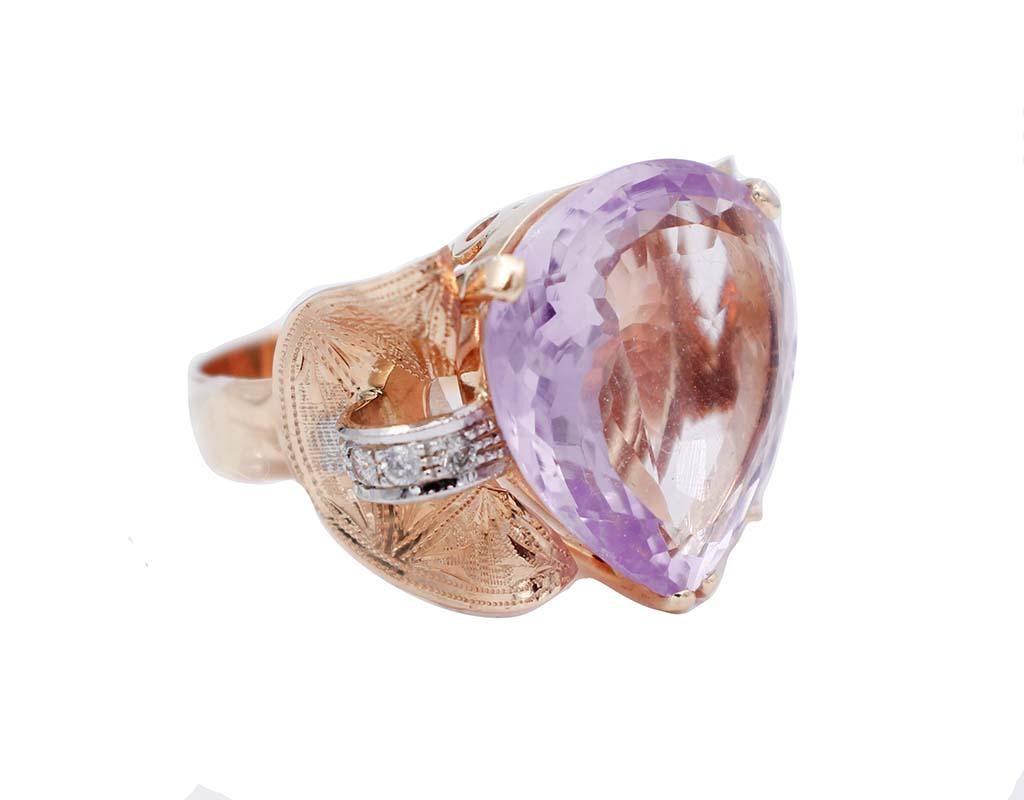 Precioso anillo racimo en estructura de oro rosa de 14 quilates montado con una amatista y, lateralmente, detalles en oro blanco montados con diamantes.
Este anillo fue totalmente hecho a mano por maestros orfebres italianos y está en perfectas
