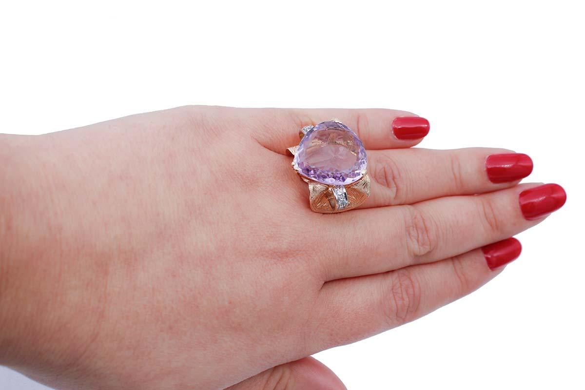 Amethyst, Diamonds, 14 Karat Rose and White Gold Cluster Ring In Good Condition For Sale In Marcianise, Marcianise (CE)