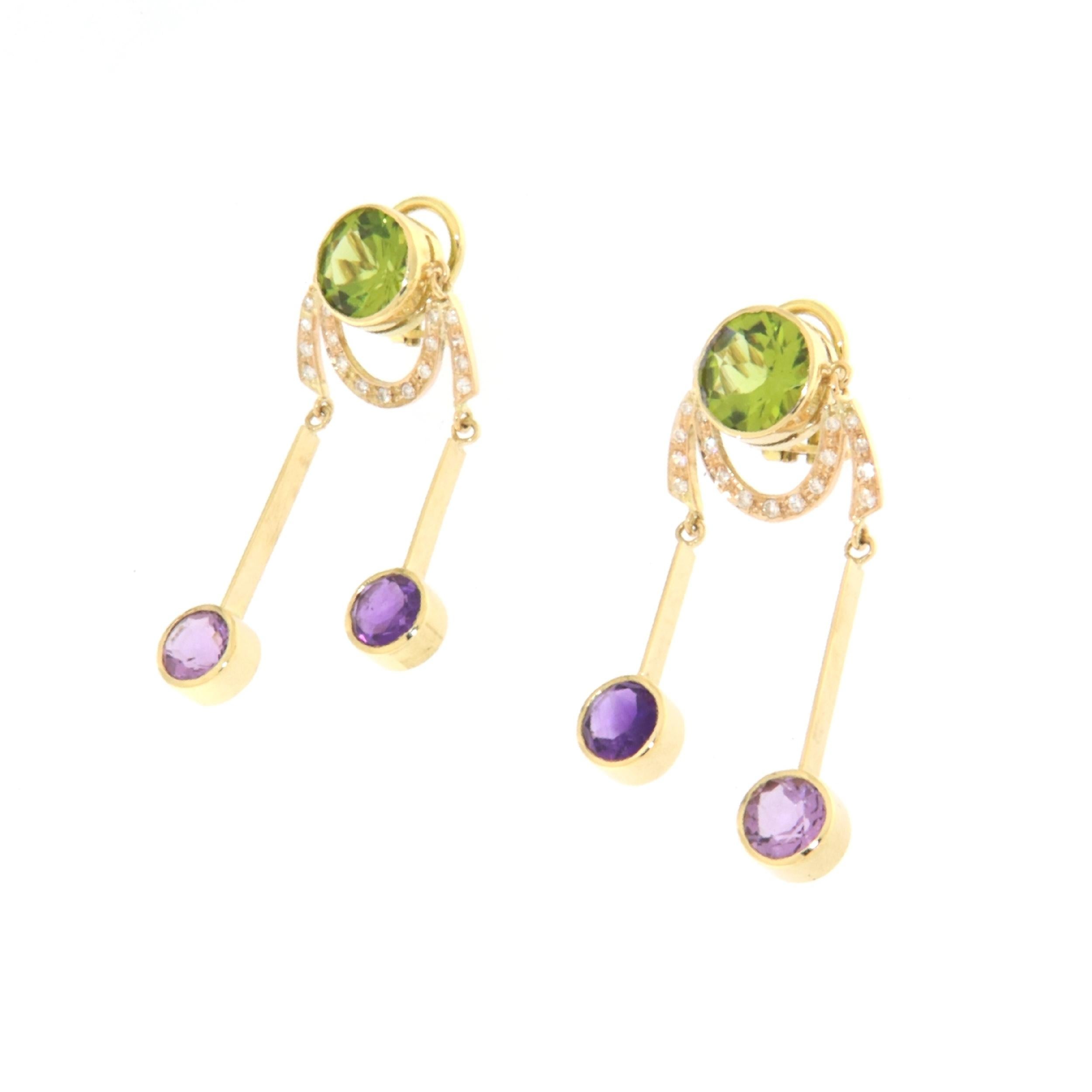 
These elegant earrings in 18-karat yellow gold are a triumph of color and light, perfectly balanced to illuminate any occasion. At the heart of these jewels stand two round amethysts, gracefully dangling, whose deep and enticing hue immediately