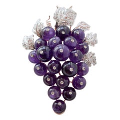 Spilla con ametiste, diamanti, oro rosa e argento.