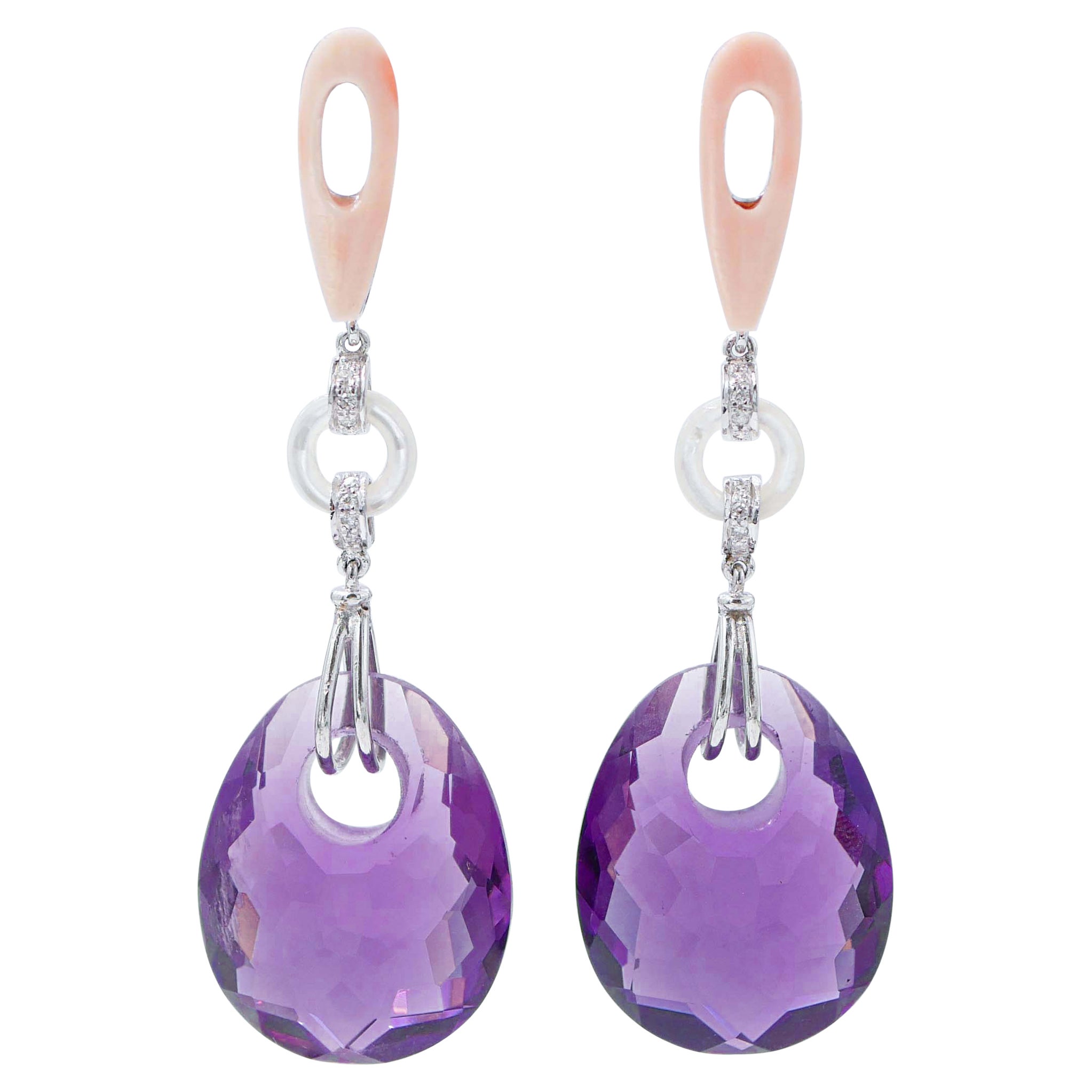 Pendants d'oreilles en platine avec améthystes, corail rose, diamants et pierres blanches