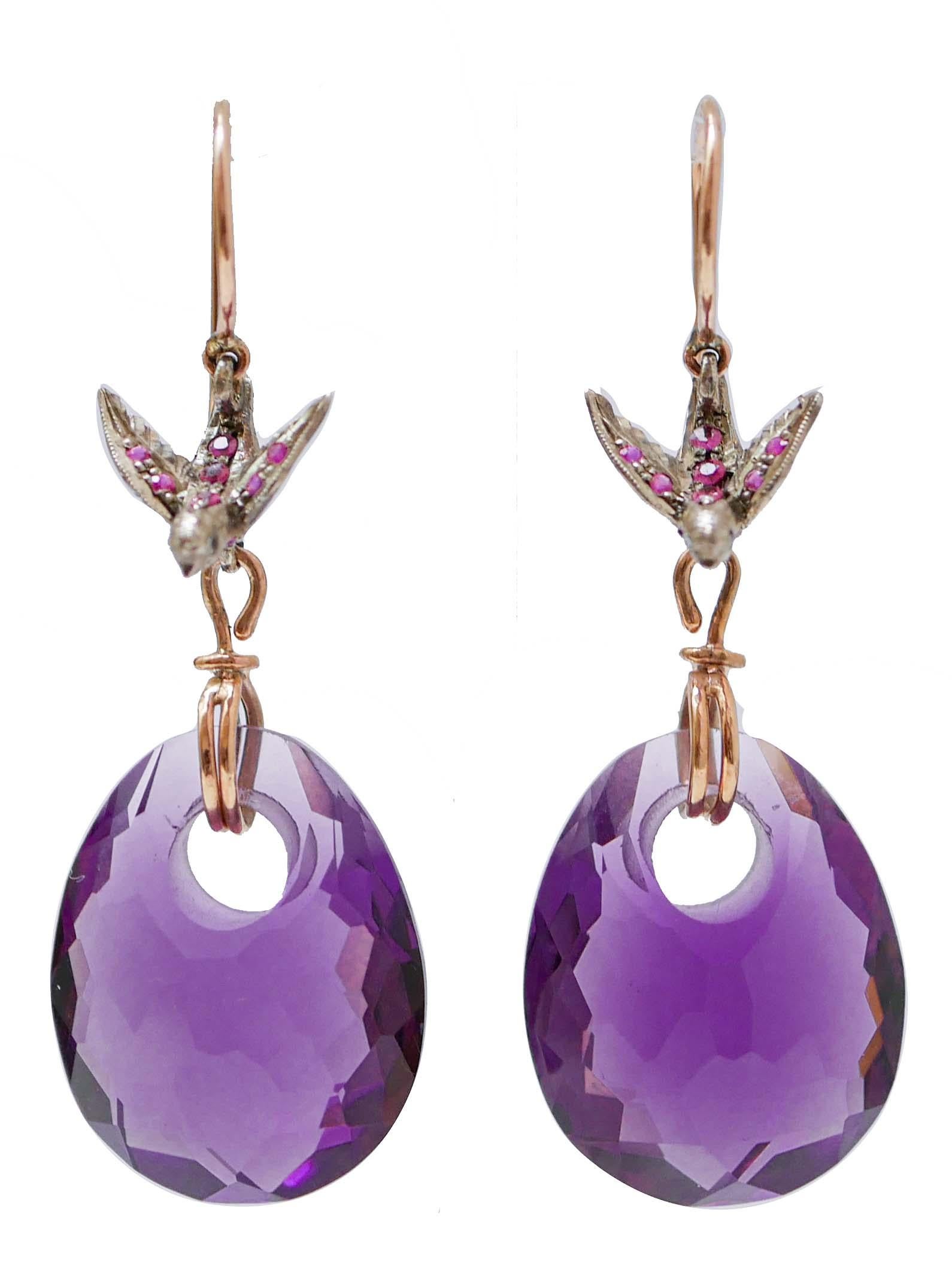 Retrò earrings in 9Kt rose gold and silver structure composed of birds in the upper part studded with small rubies on the body and diamonds like eyes;in the final part,there are two hydrothermal amethysts as pendants.
Diamonds 0.03 ct
Rubies 0.69
