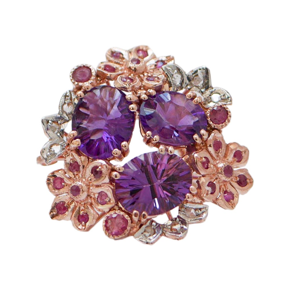 Anello con ametiste, rubini, diamanti, oro rosa e argento. in vendita