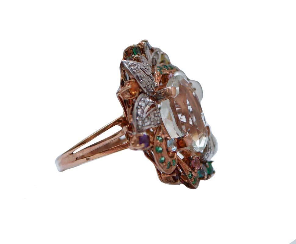 Incredibile anello in oro rosa 14 kt e struttura in argento montato con un'ametista verde centrale circondata da ametiste, topazi e spinello idrotermale.
Questo anello è stato realizzato totalmente a mano da maestri orafi italiani ed è in perfette