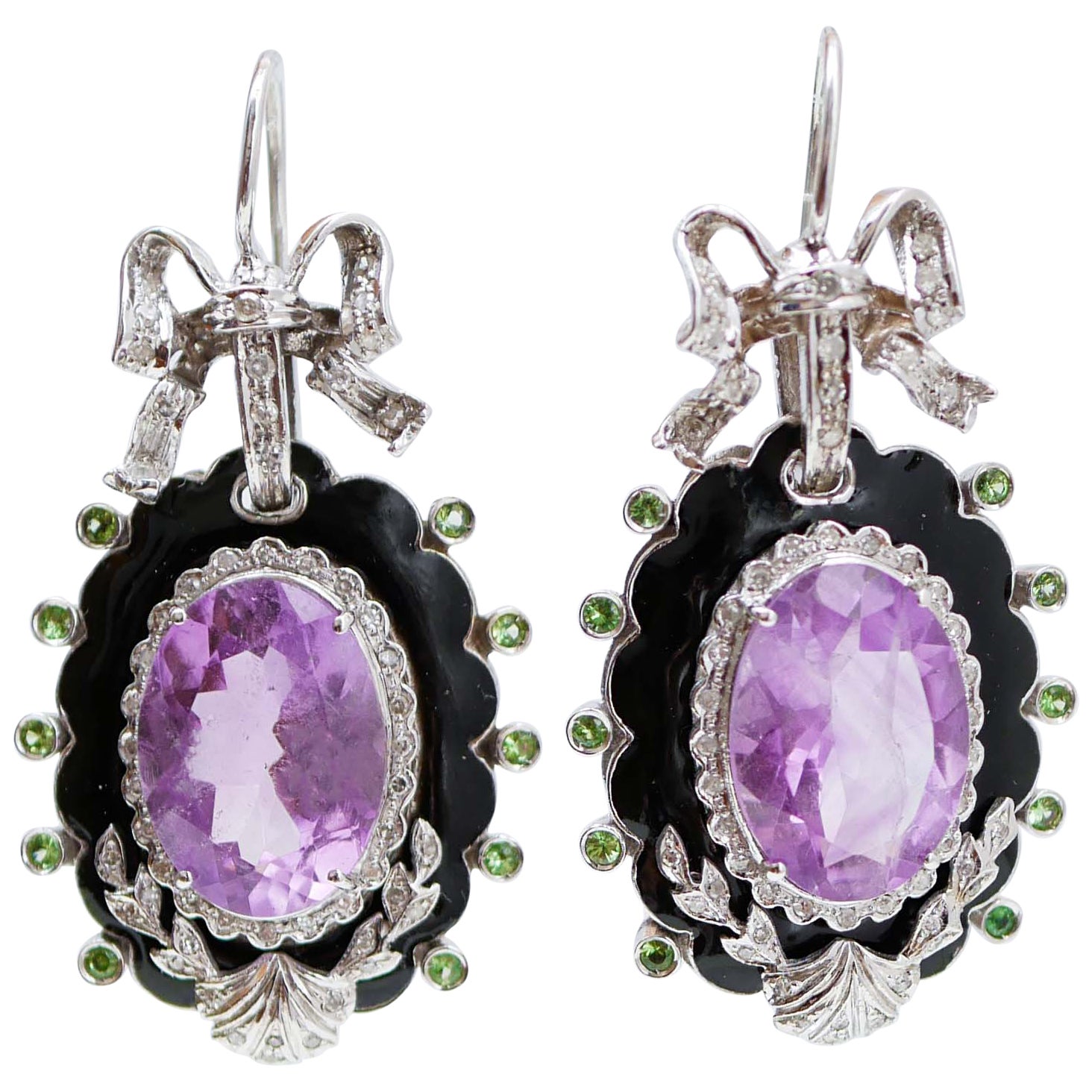 Boucles d'oreilles en or blanc 14 carats avec améthystes, tsavorites, diamants et émail.