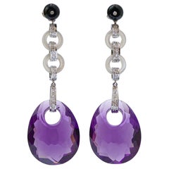 Boucles d'oreilles en platine avec améthystes, pierres blanches, diamants, onyx et onyx