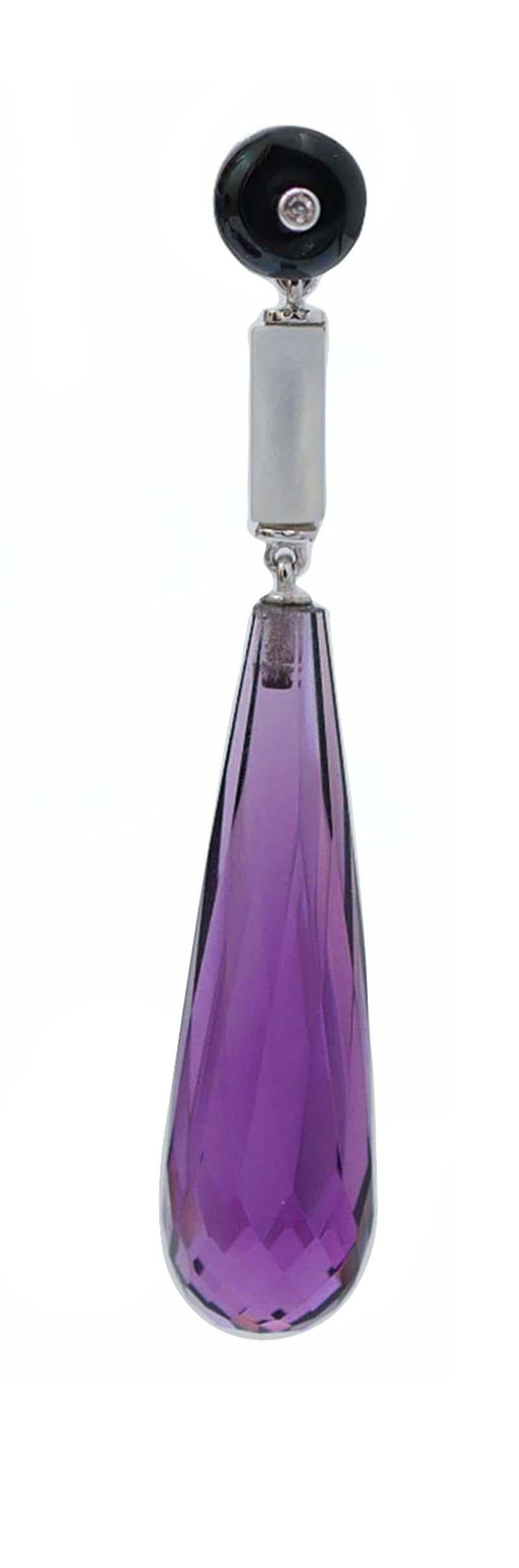Fantastic earrings in platinum structure mounted with an onyx with a central diamond in the upper part; in the middle, a white stone and ,as pendant, a drop hydrothermal amethyst.
Diamonds 0.03 ct
Onyx and  Amethysts 6.10 gr
White Stones 0.20 gr
