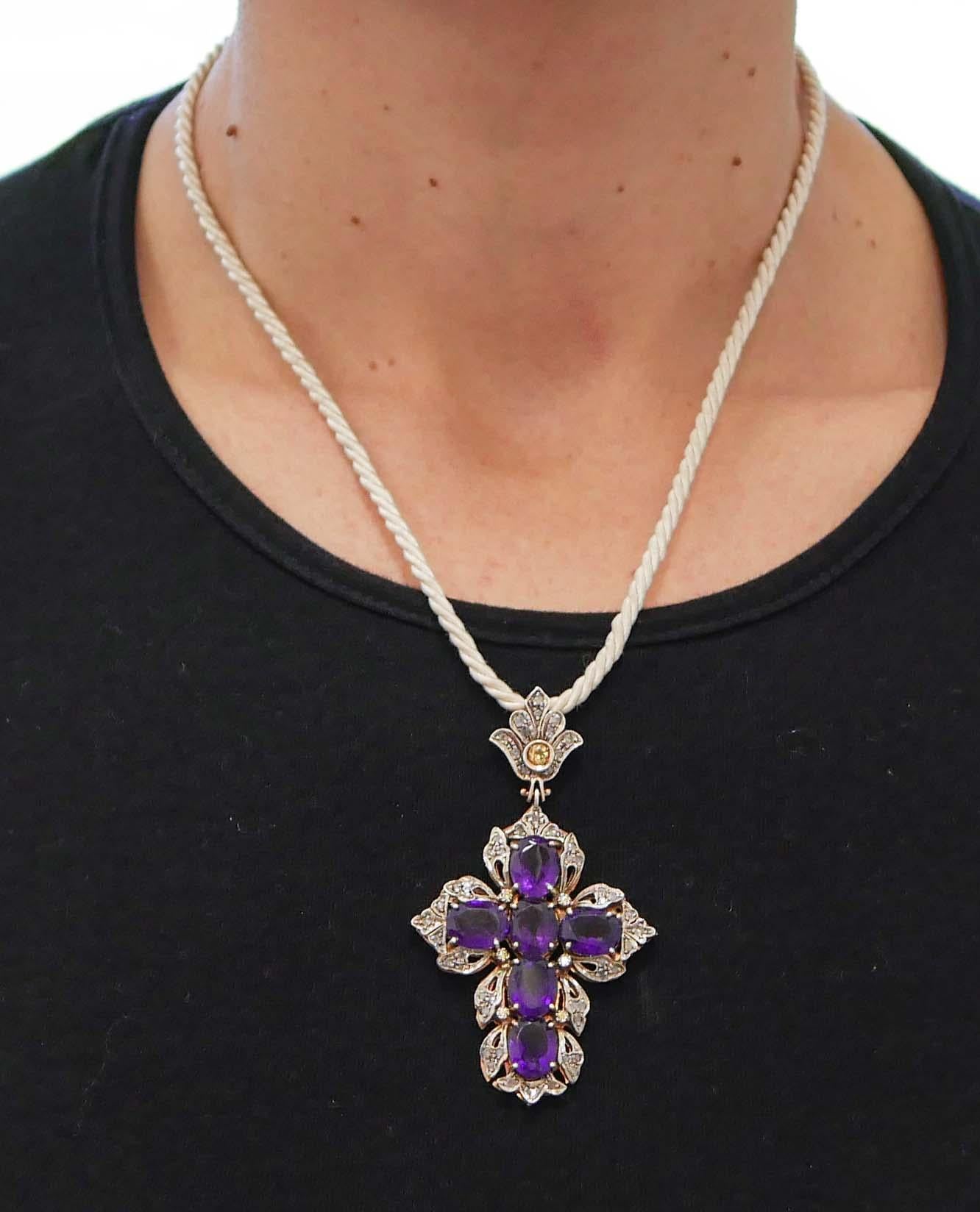 Collier pendentif croix en améthyste, topaze, diamant, or rose et argent Pour femmes en vente
