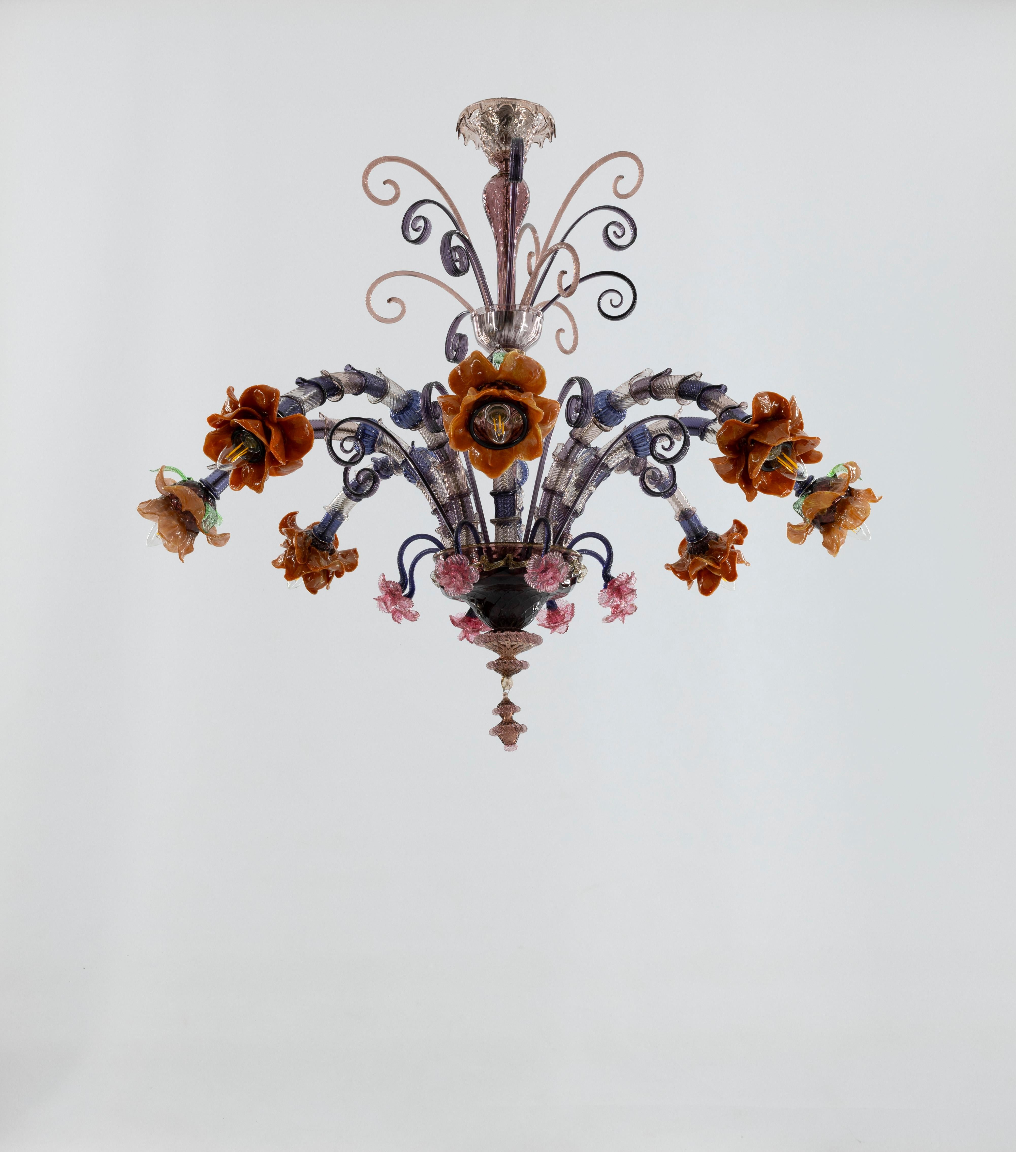 Ce lustre exquis est un authentique chef-d'œuvre en verre de Murano, fabriqué à la main selon des techniques traditionnelles transmises de génération en génération. La pièce présente des couleurs vibrantes intégrées directement dans la pâte de