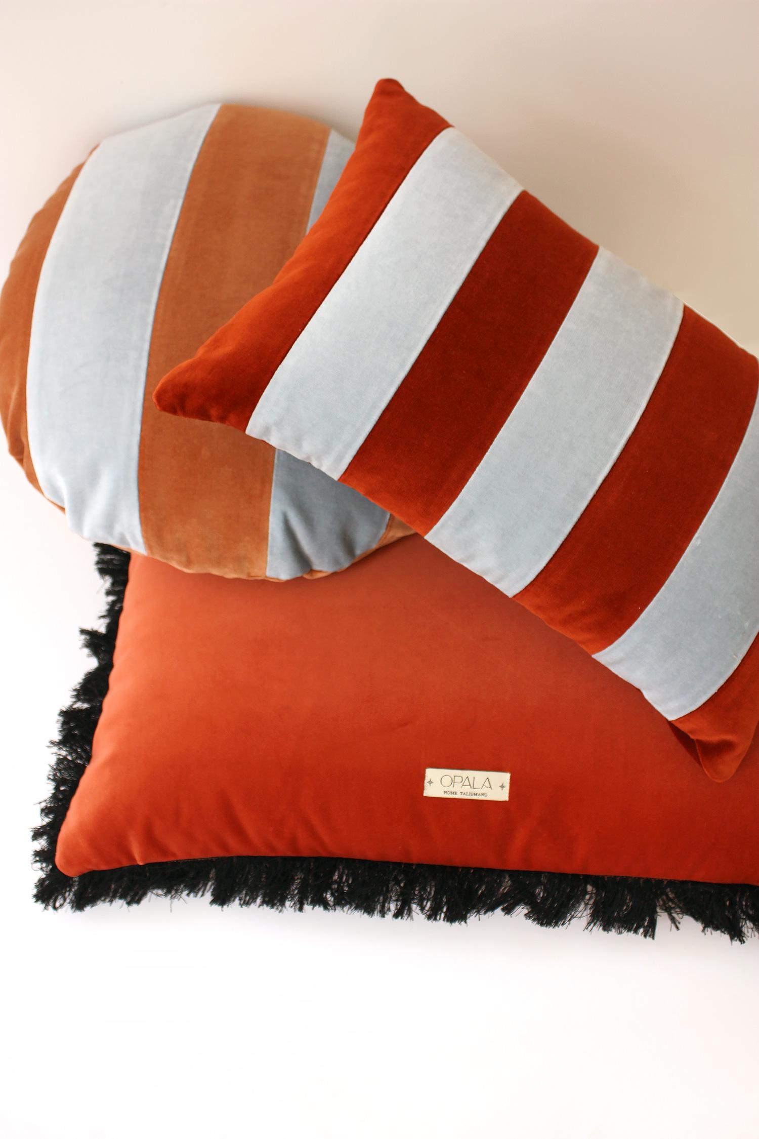Ensemble de 2 coussins décoratifs Deluxe faits à la main Ametista II Brick and Blue en vente 1
