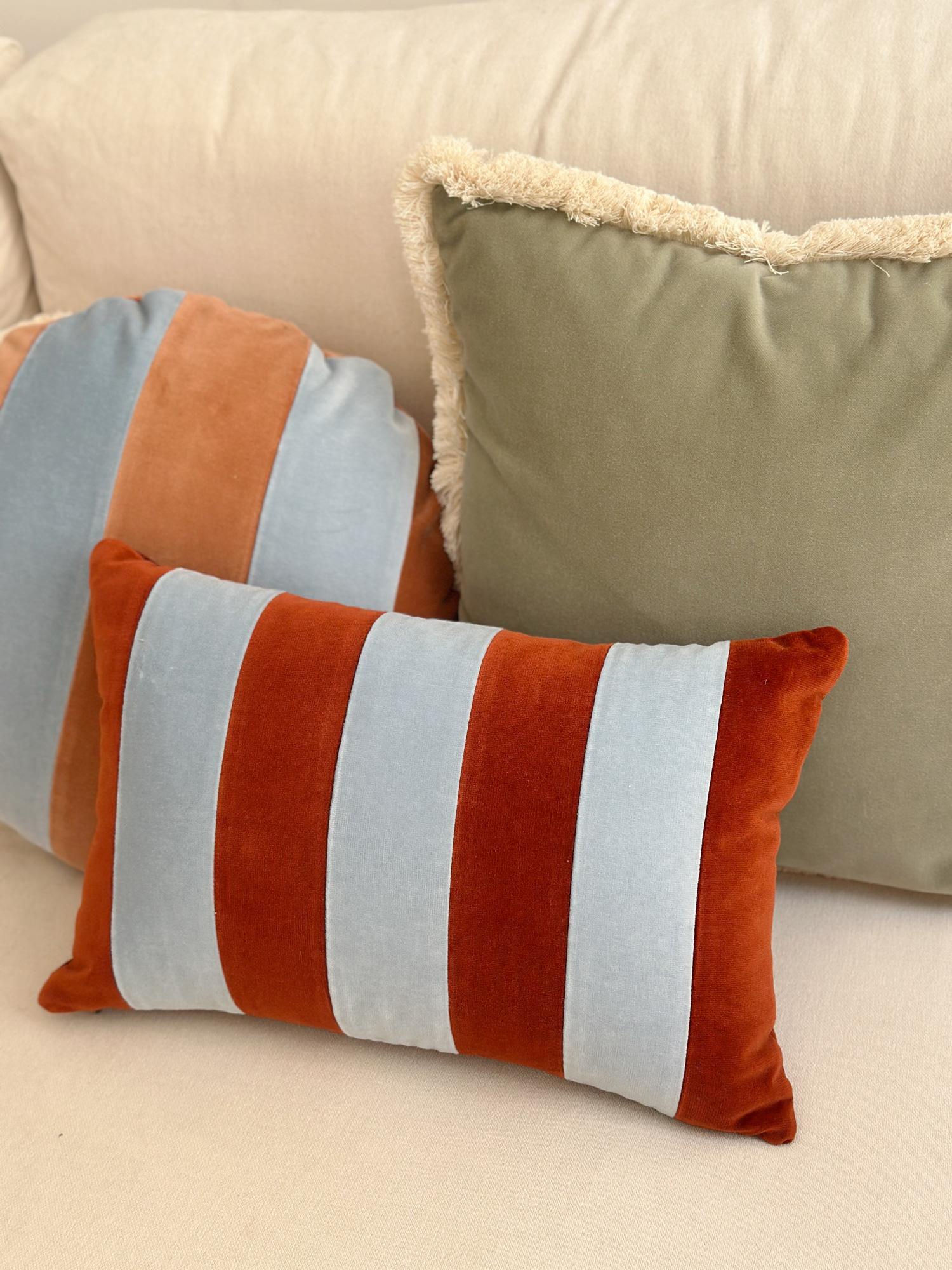 Moderne Ensemble de 2 coussins décoratifs Deluxe faits à la main Ametista II Brick and Blue en vente