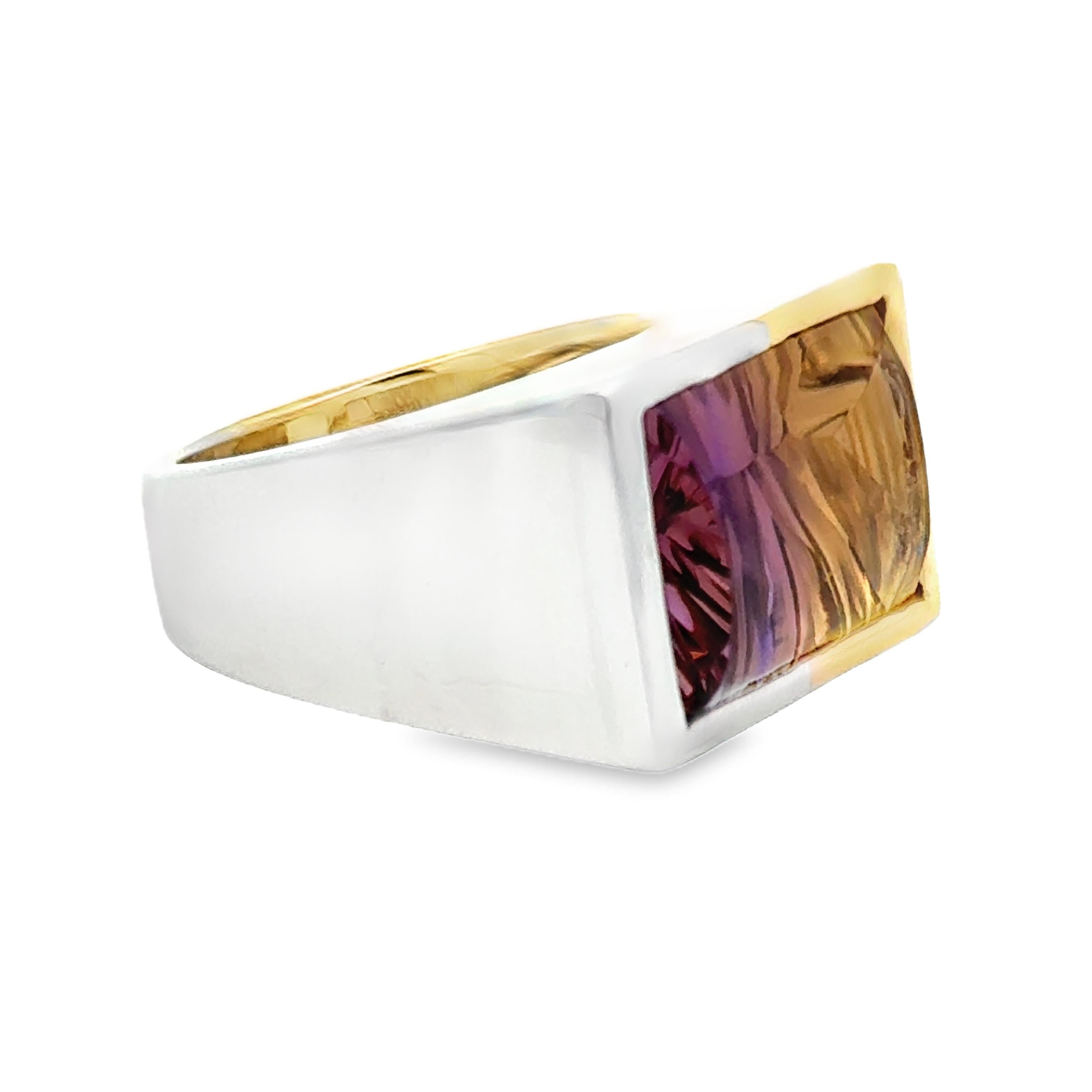 Questo anello vintage è caratterizzato da uno splendido ametrino rettangolare da 10,51 carati, un mix unico di ametista e citrino. Il mix di toni caldi e freddi crea un pezzo accattivante e versatile. Realizzato con maestria in oro 14K bicolore,