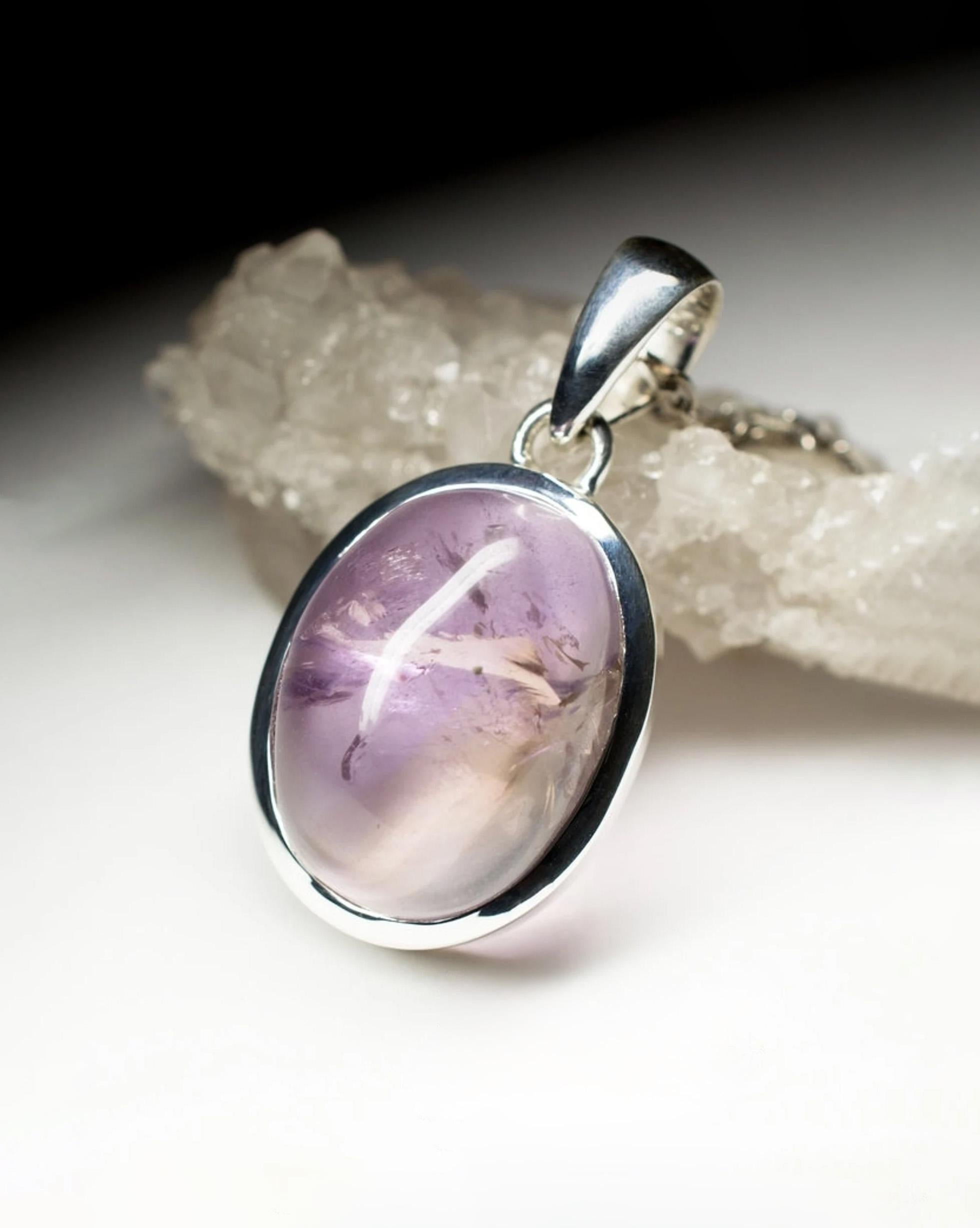 Ciondolo in argento con ametrina naturale 
origine della gemma - Bolivia
La dimensione della gemma è di 0,39 х 0,59 х 0,79 in / 10 х 15 х 20 mm
Peso del ciondolo: 8,86 grammi
Lunghezza del ciondolo - 1,34 in / 34 mm