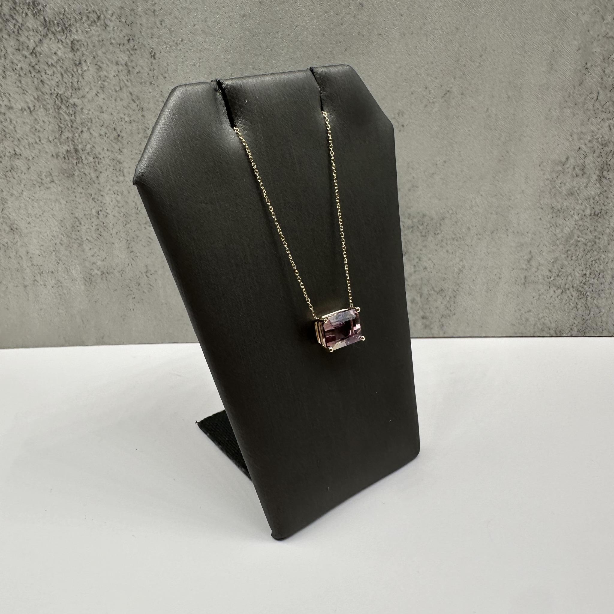 Cet élégant collier solitaire d'amétrine en or jaune 14kt présente une superbe amétrine de 2,43 carats de taille émeraude qui met en valeur son dégradé naturel de teintes violettes et dorées. La monture en or jaune poli met en valeur la beauté