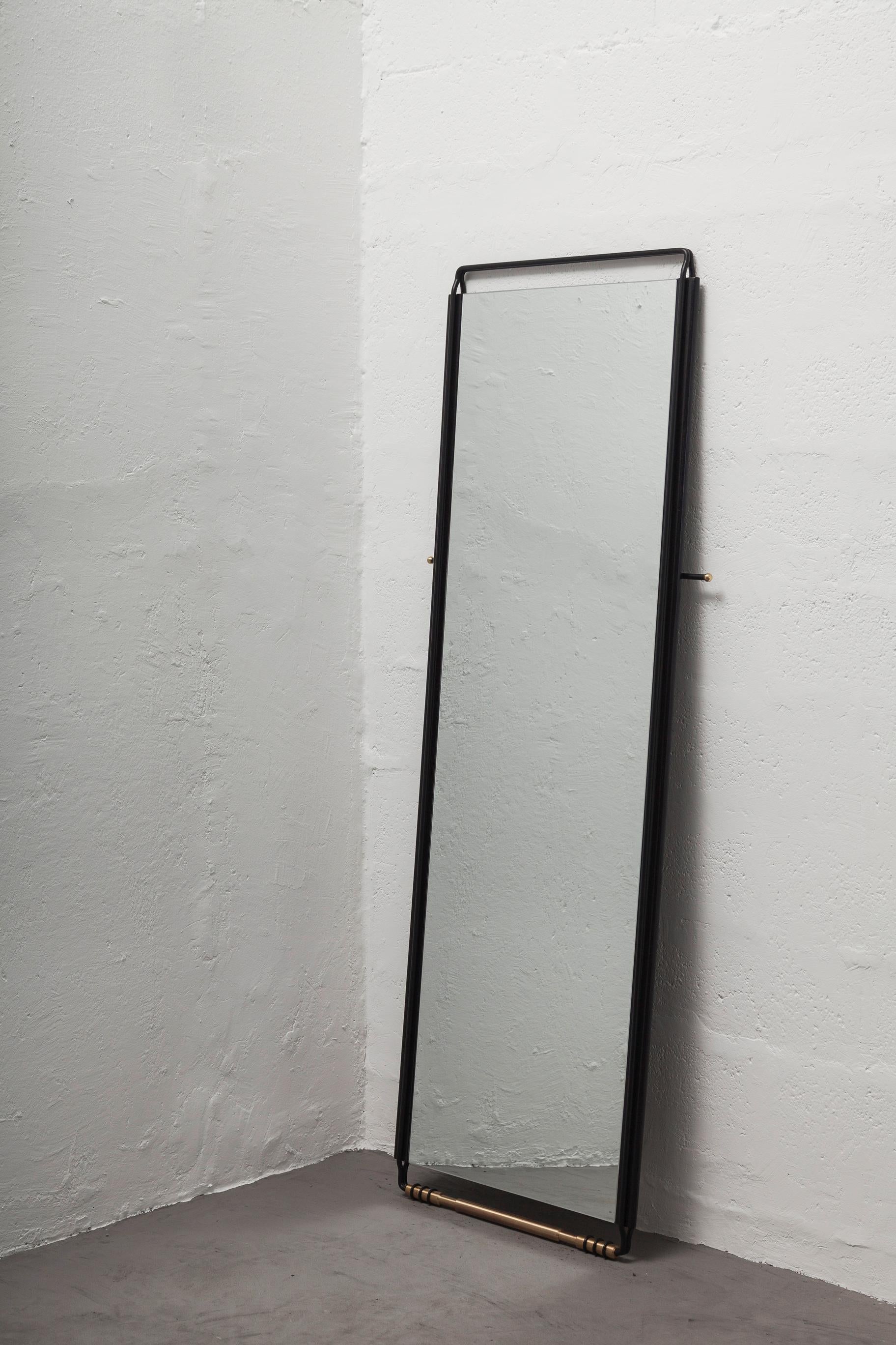 Moderne Miroir de sol PERFIDIA_01 en bois massif et détails en bronze par ANDEAN en vente