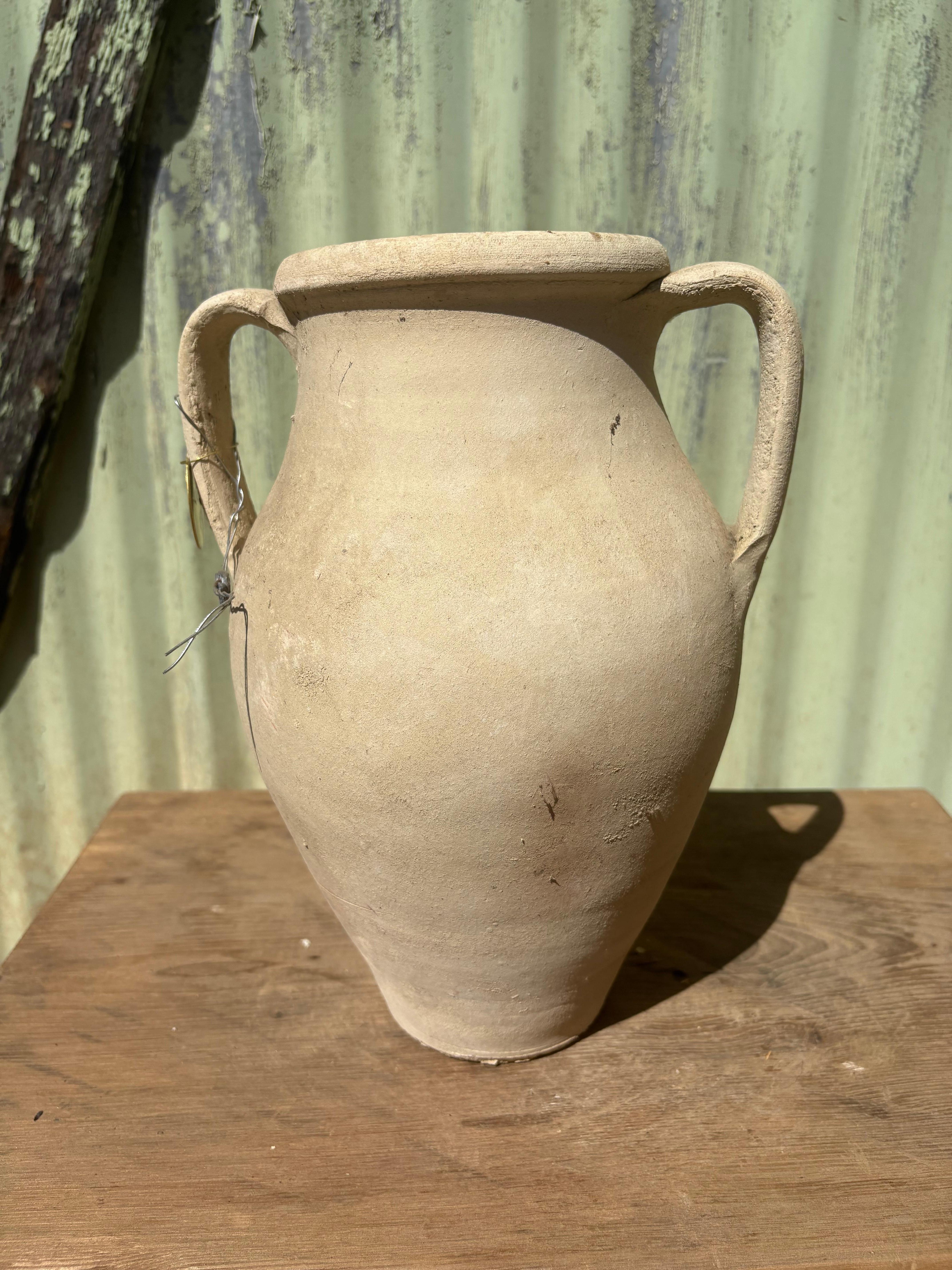 Una revisión del mito: la caja de Pandora era en realidad una amfora: un jarrón de cerámica de forma elegante con asas alrededor de su largo cuello. Las ánforas (del griego 