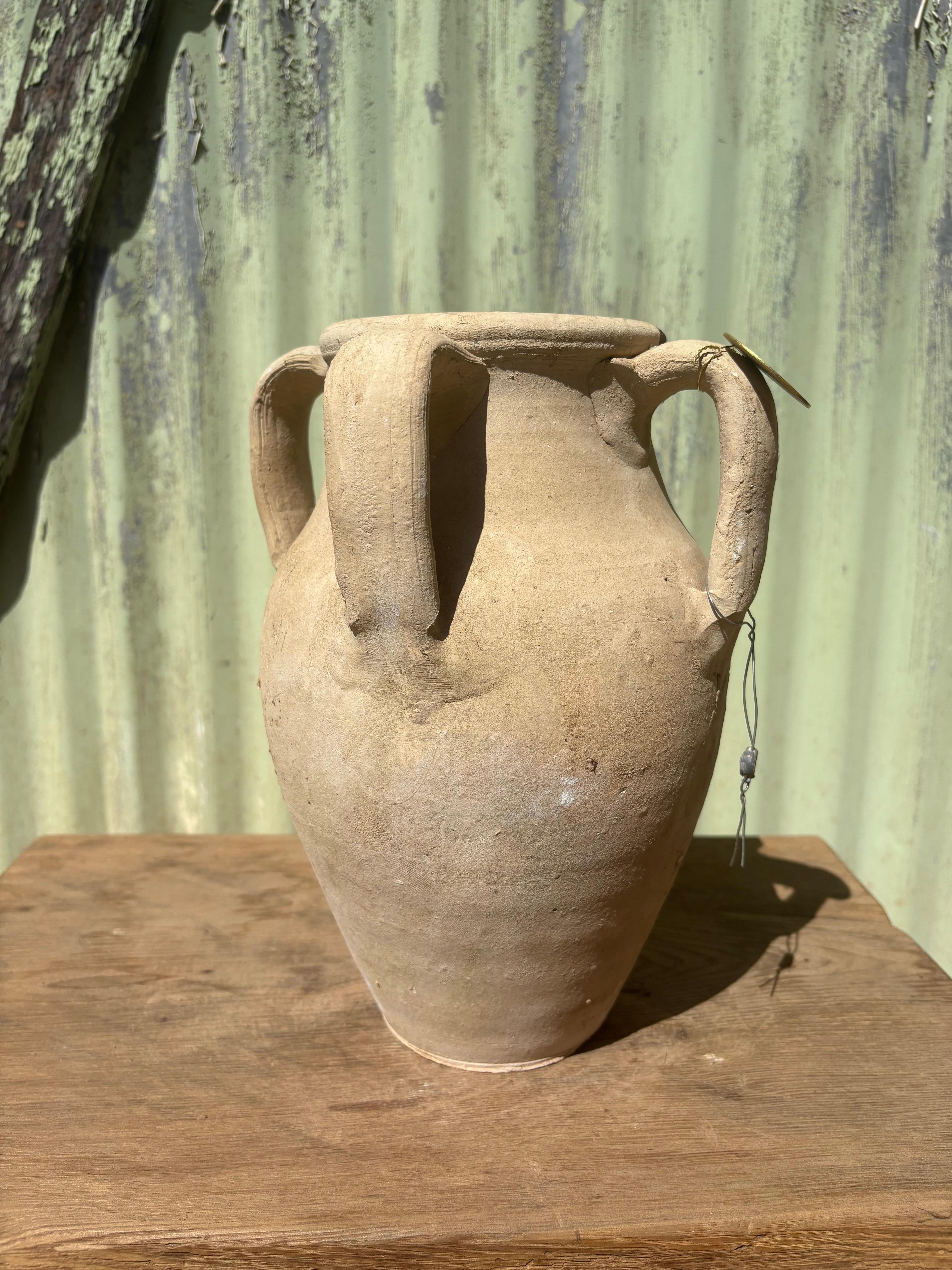 Una revisione del mito: il vaso di Pandora era in realtà un'amfora, un vaso di ceramica dalla forma elegante con manici intorno al lungo collo. Le amfore (dal greco 