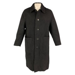 AMI by ALEXANDRE MATTIUSSI Größe M Schwarzer Mantel aus strukturierter Wolle mit Knopfleiste