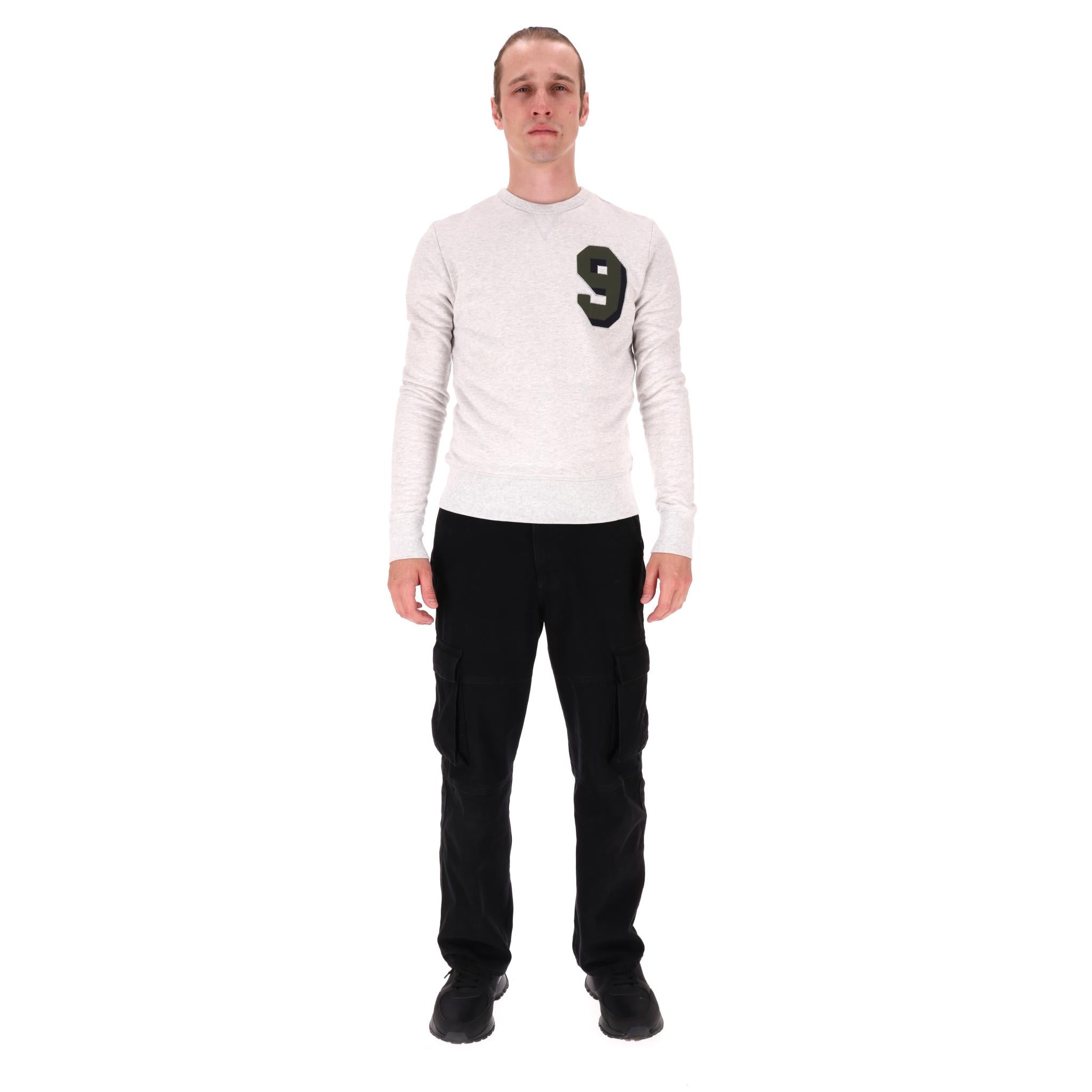 Brand New - Felpa Ami in cotone

Felpa grigia a girocollo in cotone. Presenta un design a pullover con dettaglio '9' a contrasto sul petto.

Prezzo di listino circa 280 euro

Taglia - XS

Condit - Nuovo di zecca, con etichette

Composizione - 100%