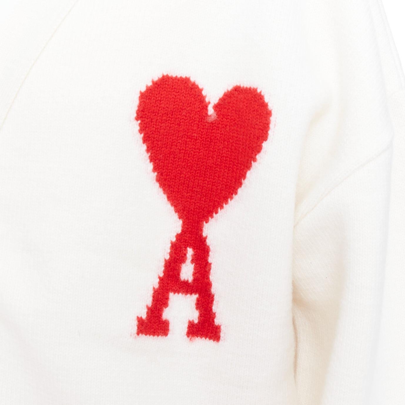 Cardigan boutonné AMI De Coeur en laine vierge crème avec logo en forme de cœur XL
Référence : TGAS/E00695
Marque : Ami
Modèle : Ami De Coeur
MATERIAL : Laine vierge
Couleur : Crème, Rouge
Motif : Solide
Fermeture : bouton
Détails supplémentaires :