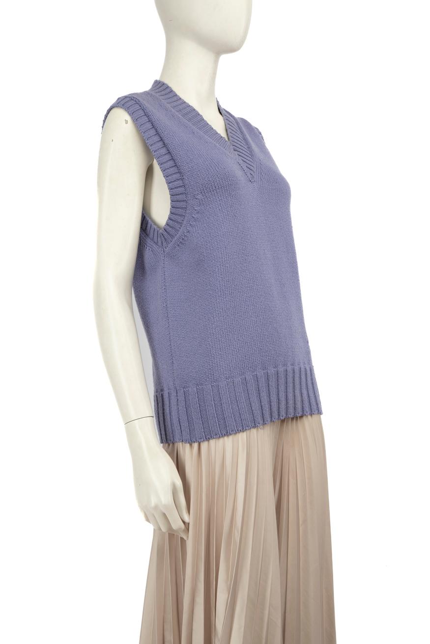 L'ÉTAT est très bon. L'usure de la veste est minime. Petite déchirure au niveau du tissage à l'intérieur, au dos, sur cet article de revente d'occasion de la marque AMI. L'étiquette de composition du tissu est manquante.
 
 
 
 Détails
 
 
 Violet