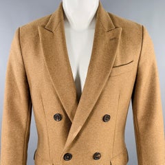 Manteau à double boutonnage en laine mélangée couleur camel, modèle IT 46 de la marque AMI