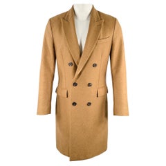 Manteau à double boutonnage en laine mélangée couleur camel, modèle IT 46 de la marque AMI