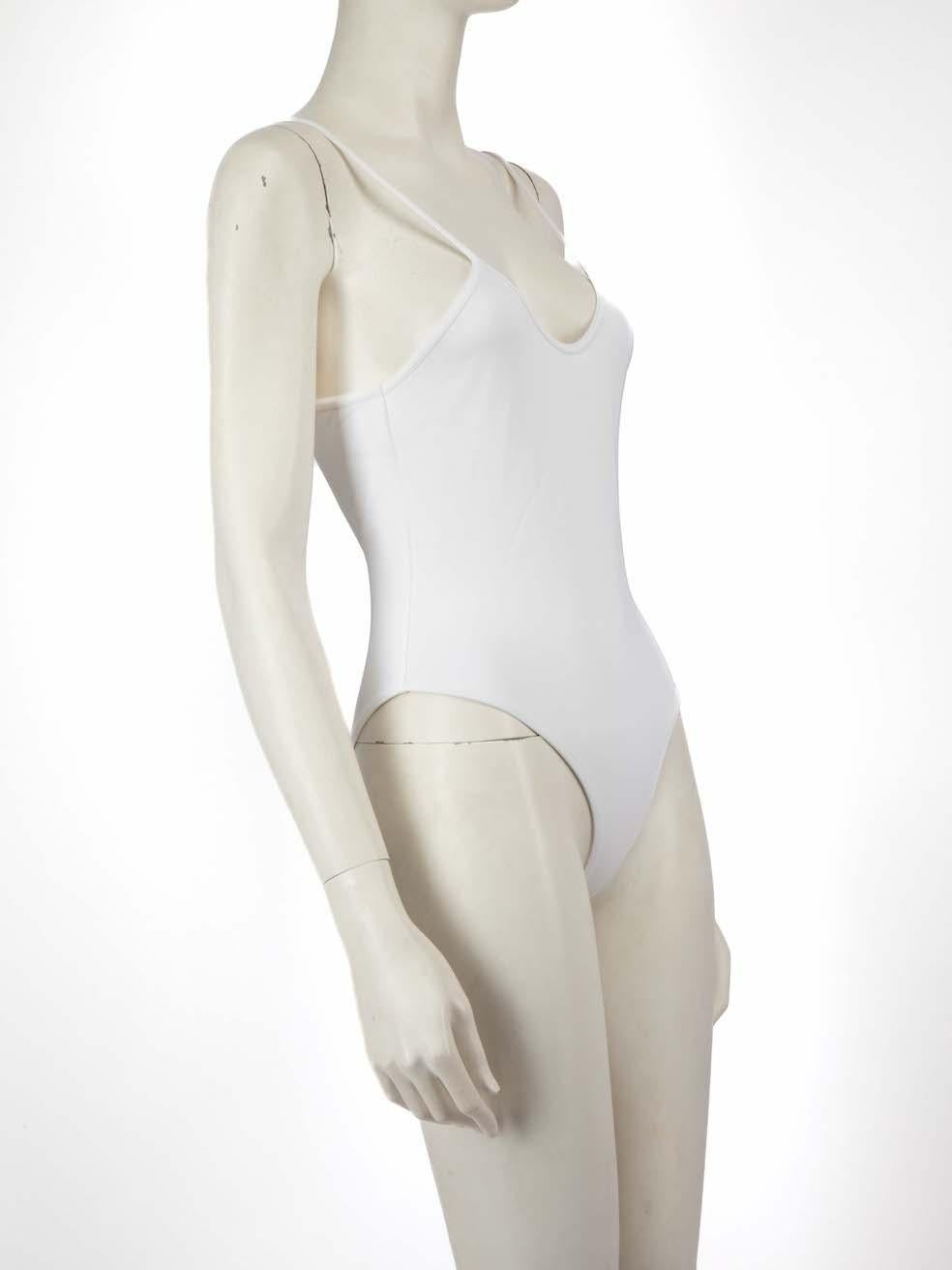 El ESTADO de este artículo de diseño AMI es Nuevo con etiquetas. Viene con el embalaje original.
 
 
 
 Detalles
 
 
 Model No: FBW003759 100
 
 Temporada: SS22
 
 Blanco
 
 Sintético
 
 Traje de baño
 
 Detalle De Coeur en el reverso
 
 Sin mangas
