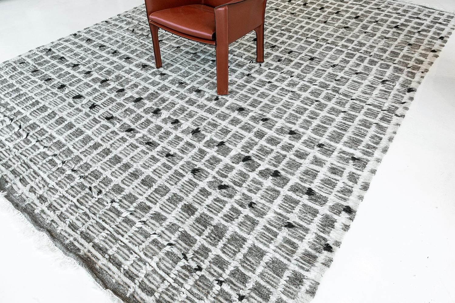 Amihan est un tissage de poils magnifiquement détaillé de notre Collection Atlas. Le délicat tapis à carreaux et à côtes, avec ses tons gris cendré, lui confère un aspect riche et charmant. La répétition des détails des poils de frêne confère à