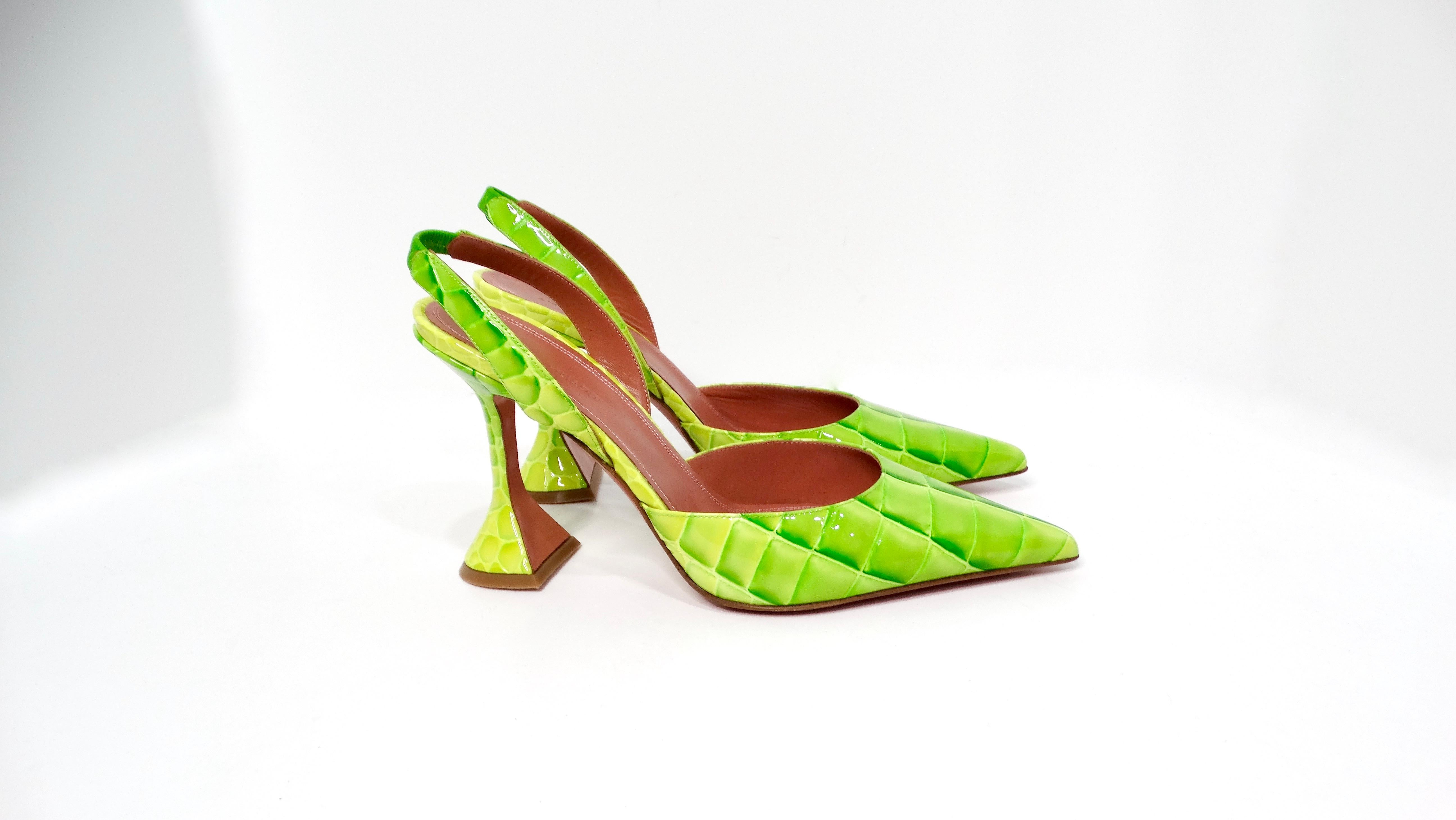 Te presentamos los zapatos de salón de charol con grabado de cocodrilo verde neón Amina Muaddi Begum, imprescindibles en cualquier armario a la última. El vibrante tono verde neón es un impresionante estallido de color que eleva sin esfuerzo