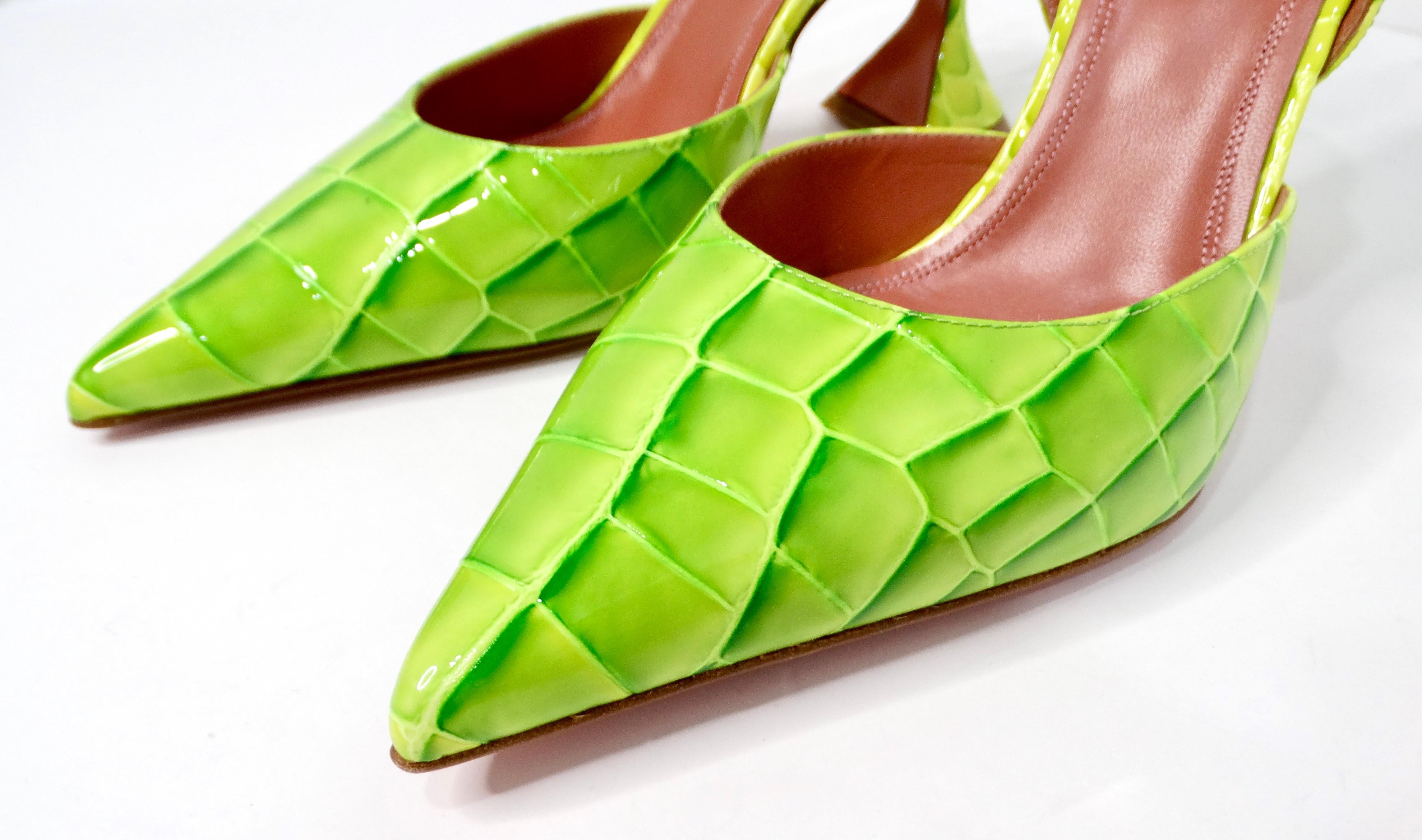Zapatos de tacón Amina Muaddi Begum de charol con grabado de cocodrilo verde neón Verde en venta