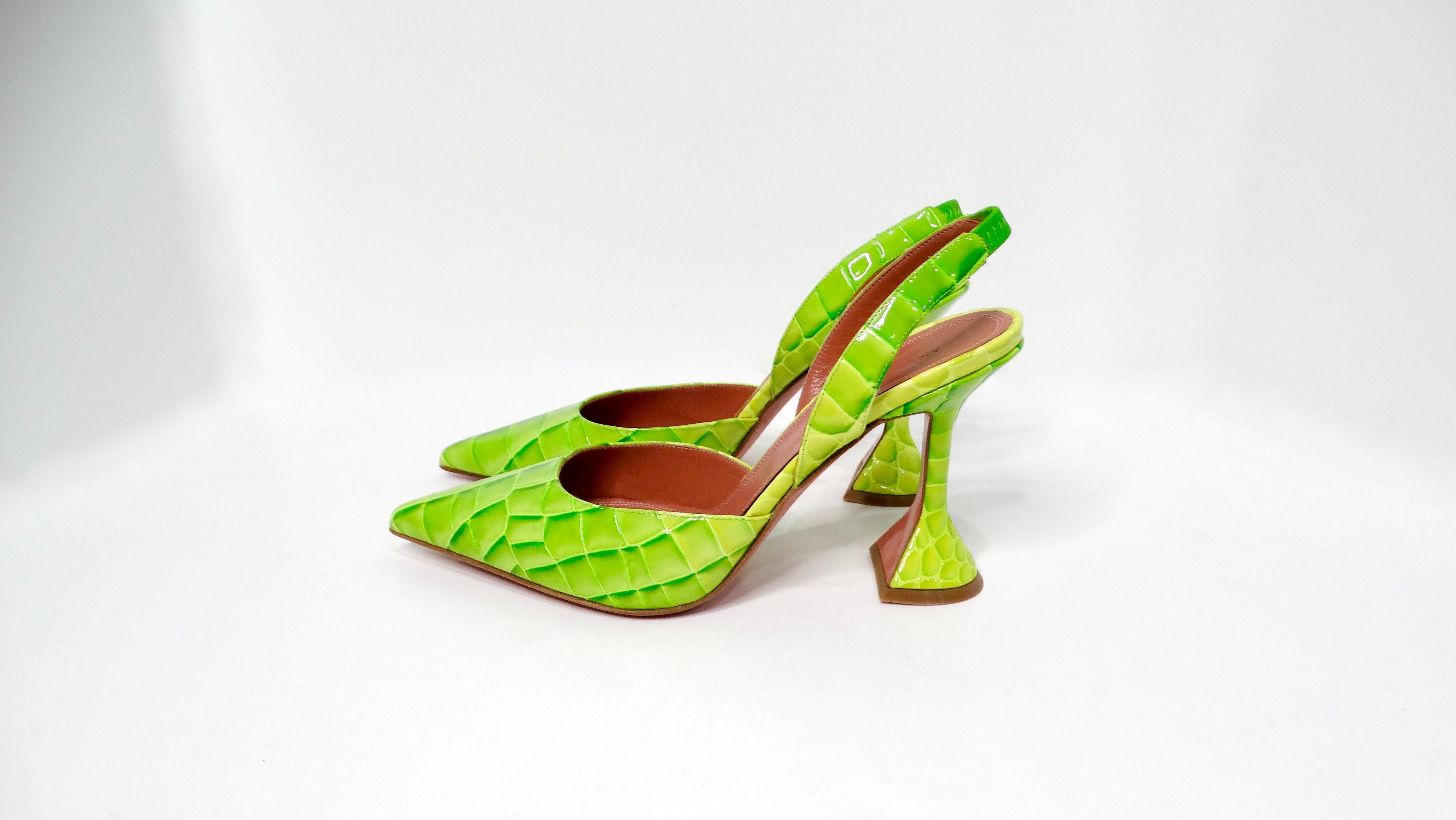 Zapatos de tacón Amina Muaddi Begum de charol con grabado de cocodrilo verde neón en venta 1
