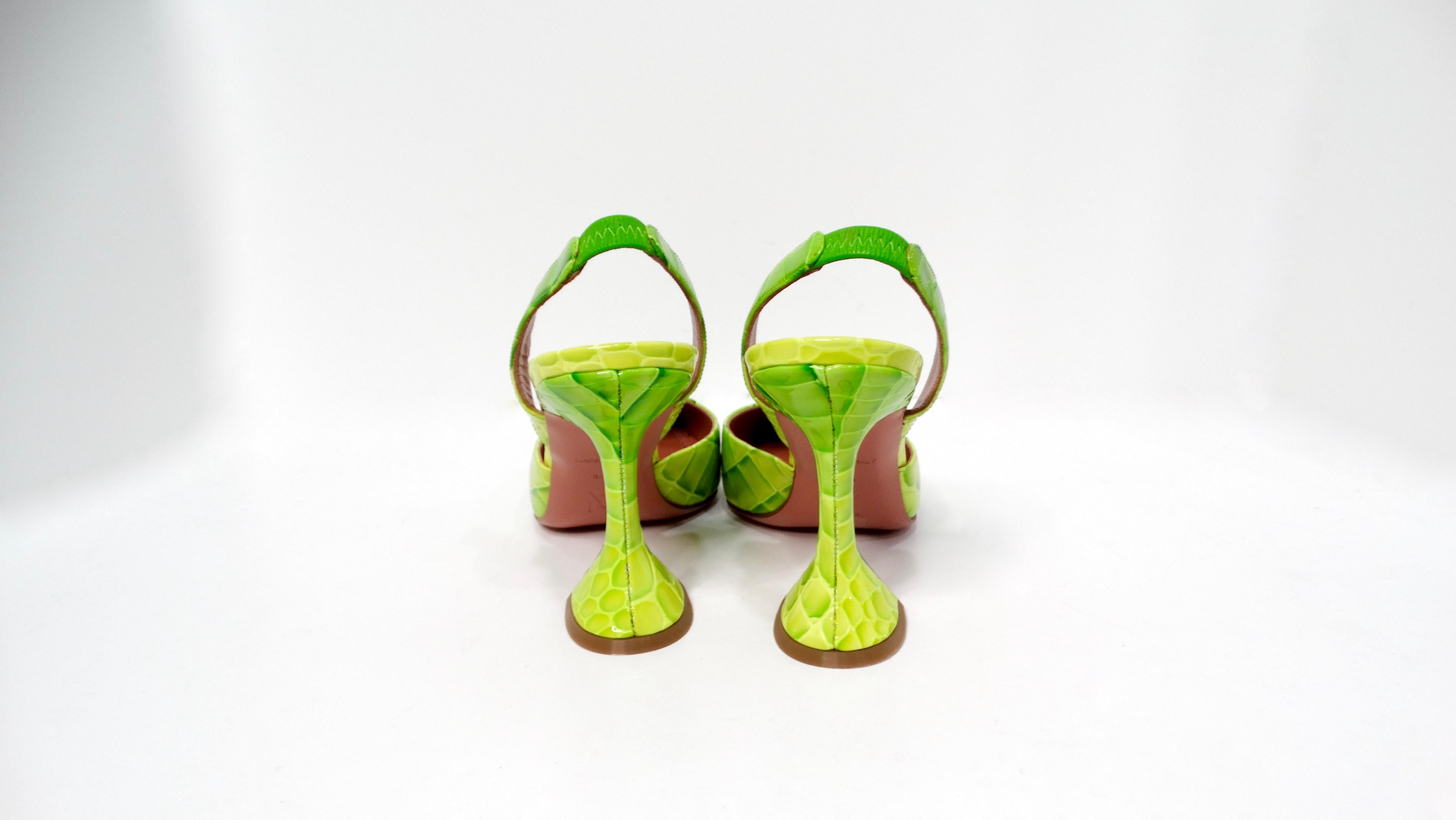 Zapatos de tacón Amina Muaddi Begum de charol con grabado de cocodrilo verde neón en venta 2