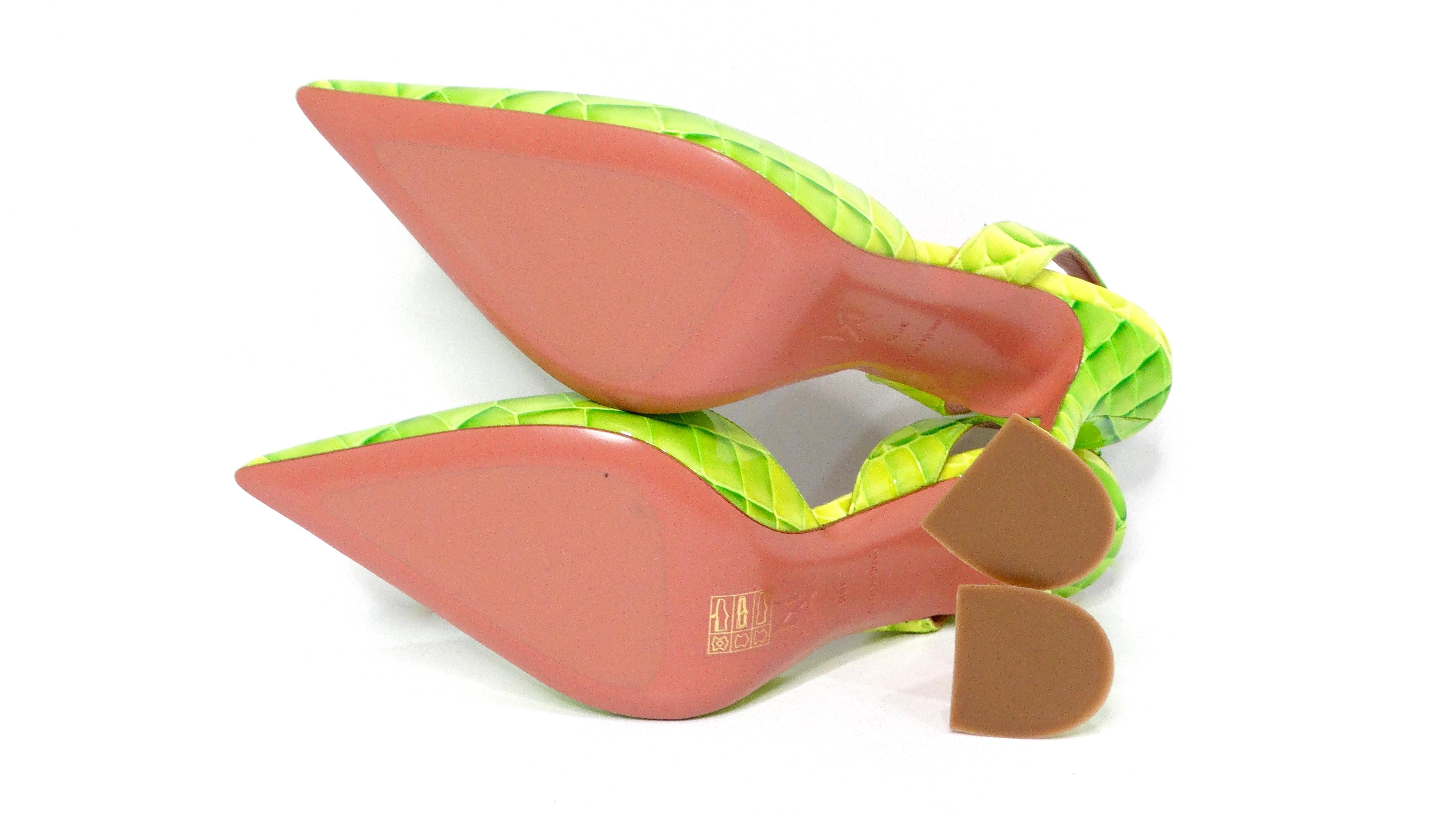 Zapatos de tacón Amina Muaddi Begum de charol con grabado de cocodrilo verde neón en venta 3