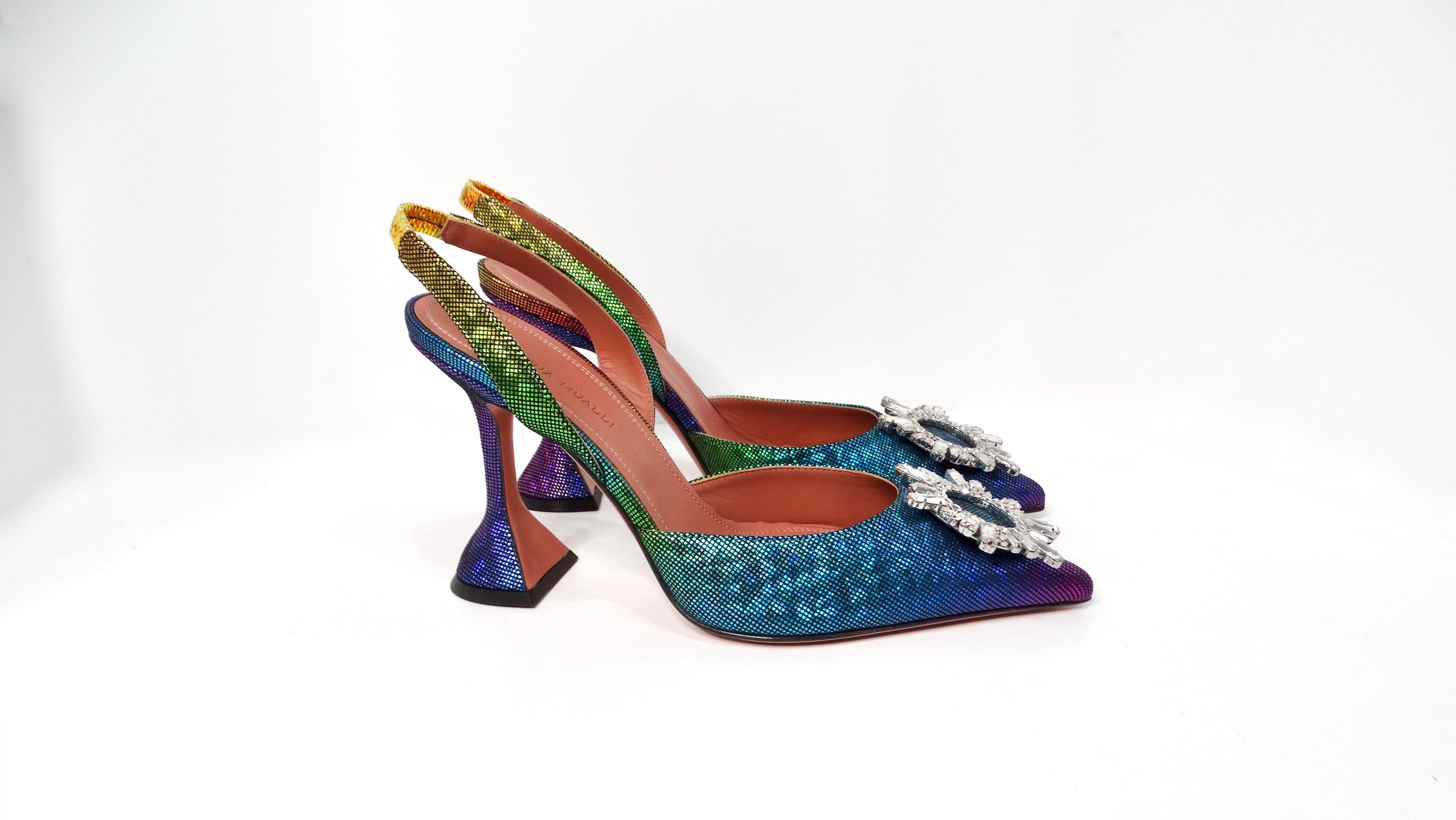 Les escarpins en daim métallisé Amina Muaddi Begum Ombre Rainbow constituent un ajout éblouissant à la collection de toute fashionista, présentant un étonnant dégradé de teintes arc-en-ciel métallisées qui recouvre magnifiquement la base en daim