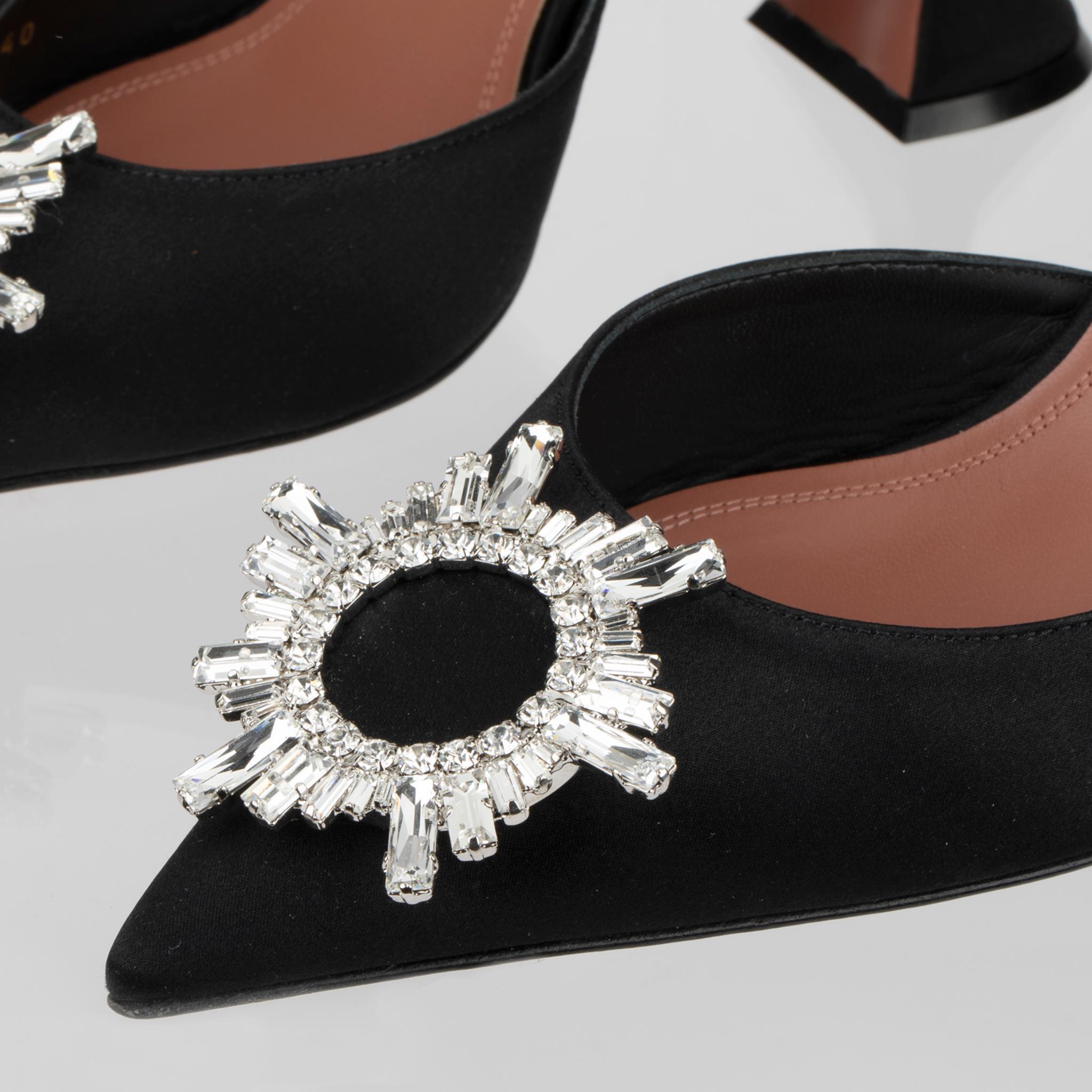 
Amina Muaddi talons aiguille Begum en satin noir

Les escarpins begum noirs d'Amina muaddi sont confectionnés en satin de soie lustré et ornés d'un anneau rehaussé de cristaux qui respire l'élégance.

Marque :

Amina Muaddi

Produit :

Talons