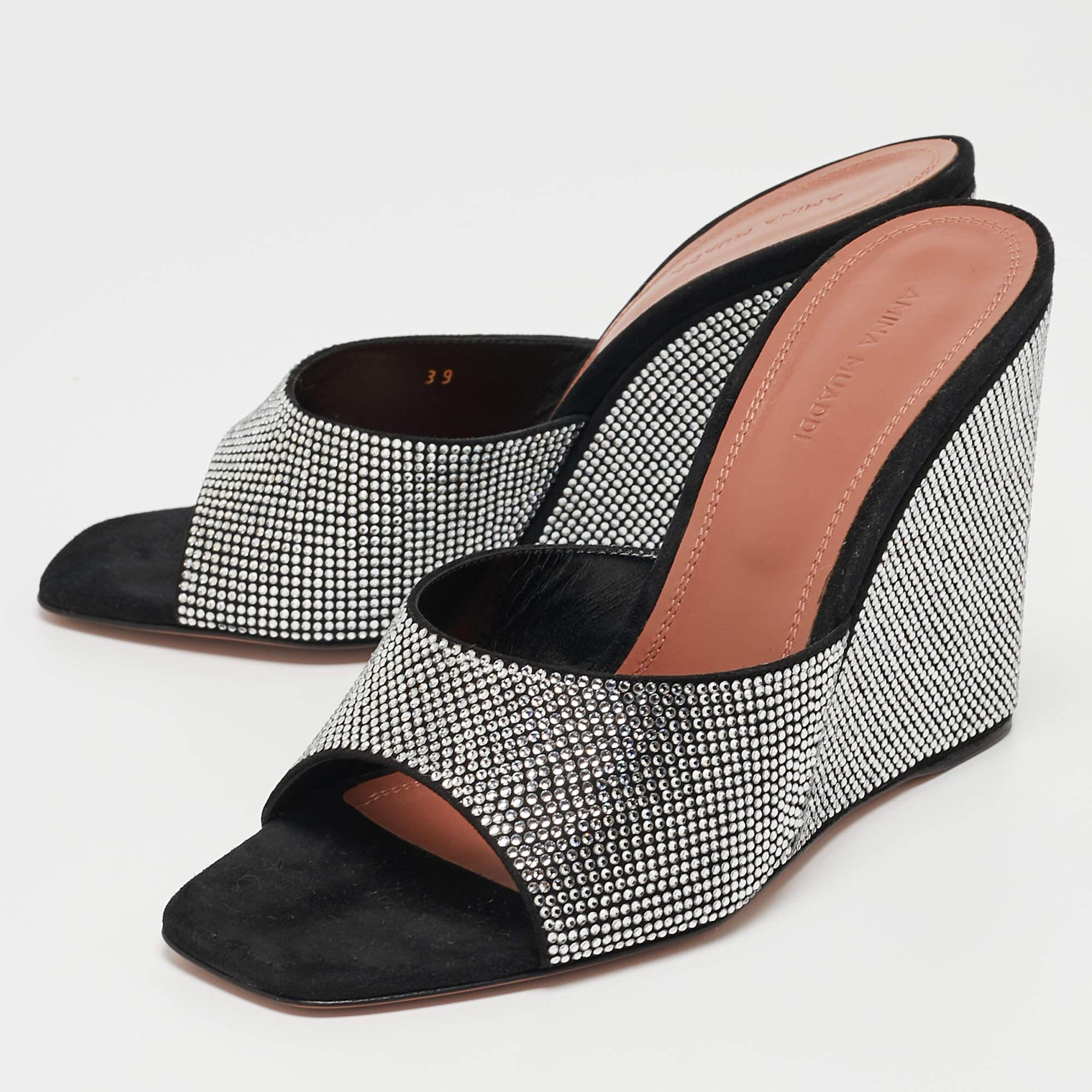 Une paire de sandales classique est un must dans chaque collection, et lorsque le design est signé Amina Muaddi, il est sûr d'ajouter une déclaration de luxe à votre garde-robe. Ces sandales vous raviront à coup sûr !

Comprend : Boîte d'origine