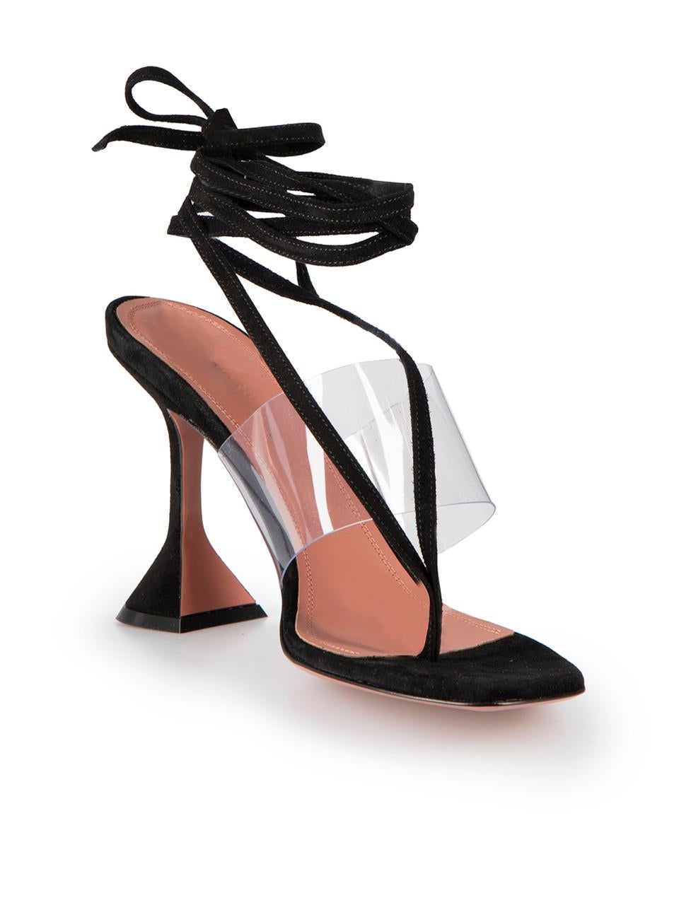 CONDIT ist sehr gut. Die Sandalen weisen nur minimale Abnutzungserscheinungen auf. Minimale Abnutzung an beiden PVC-Riemen mit Kratzern und Beulen. Abrieb am Wildleder des hinteren linken Schuhs bei diesem Wiederverkaufsartikel der Designerin Amina