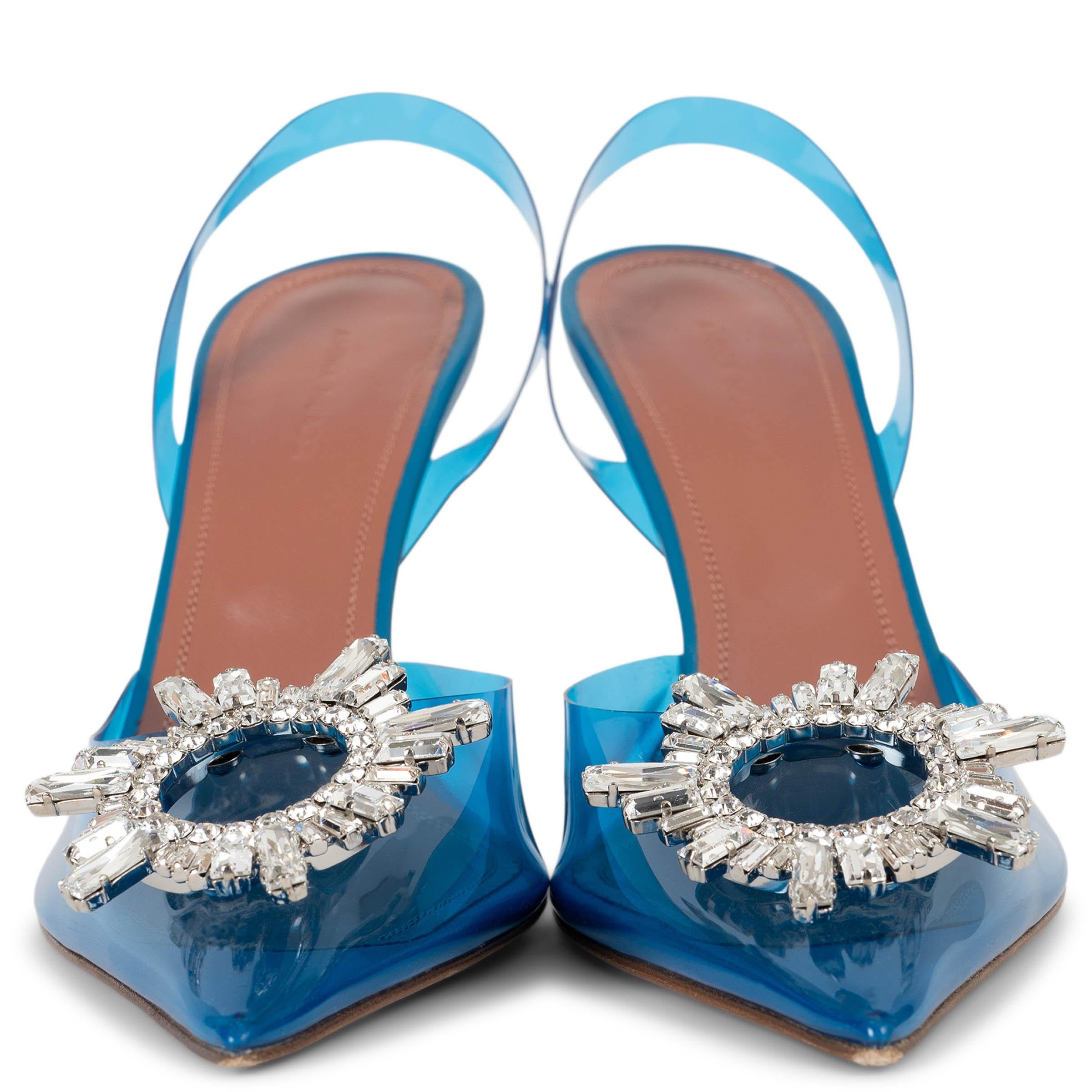 Ces escarpins Amina Muaddi Begum Glass 100% authentiques en PVC bleu transparent sont des chaussures audacieuses et glamour. Dotées de la broche en cristal emblématique de la marque sur le devant, elles sont conçues avec des bouts pointus et