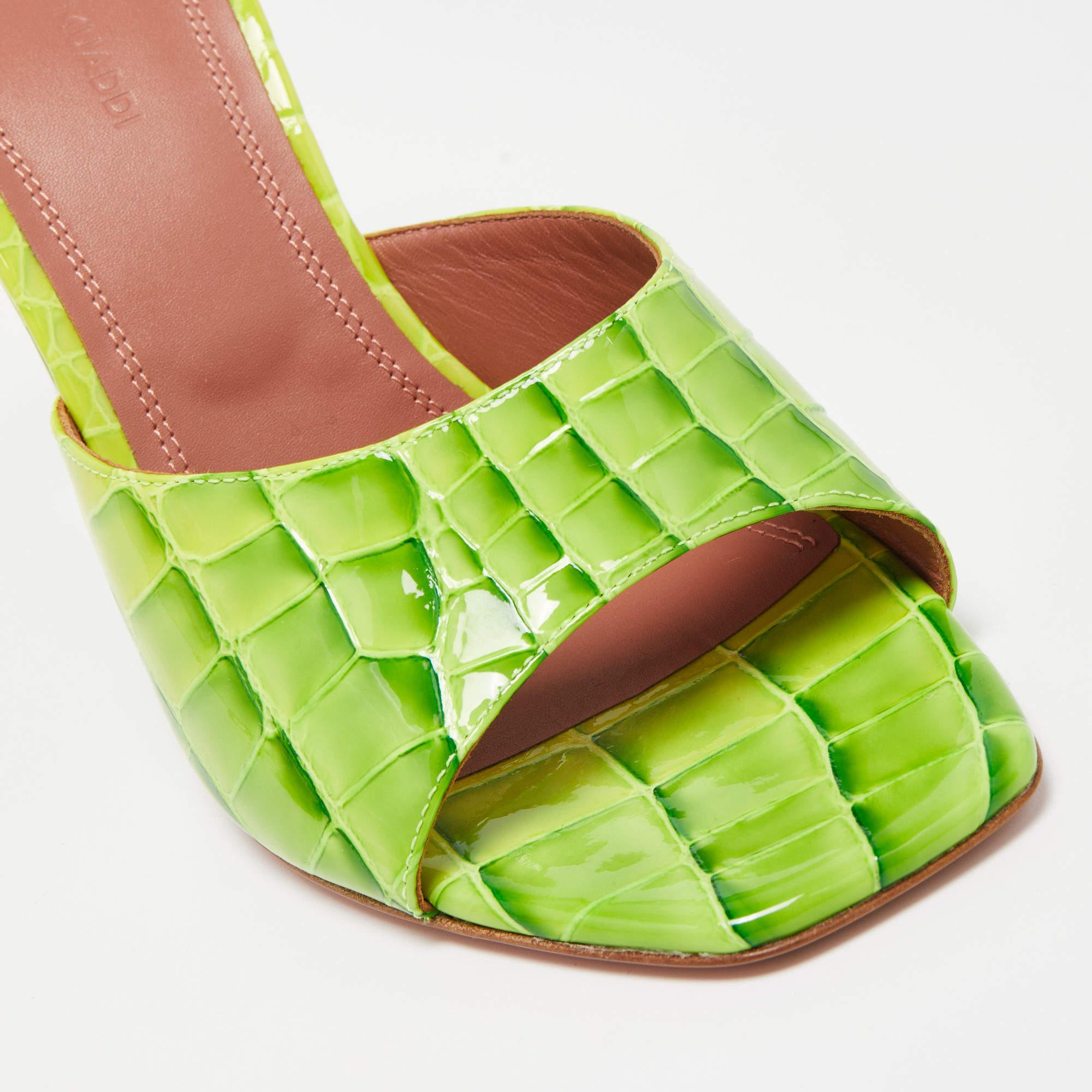 These sandals will frame your feet in an elegant manner. Crafted from quality materials, they display a classy design and comfortable insoles.

