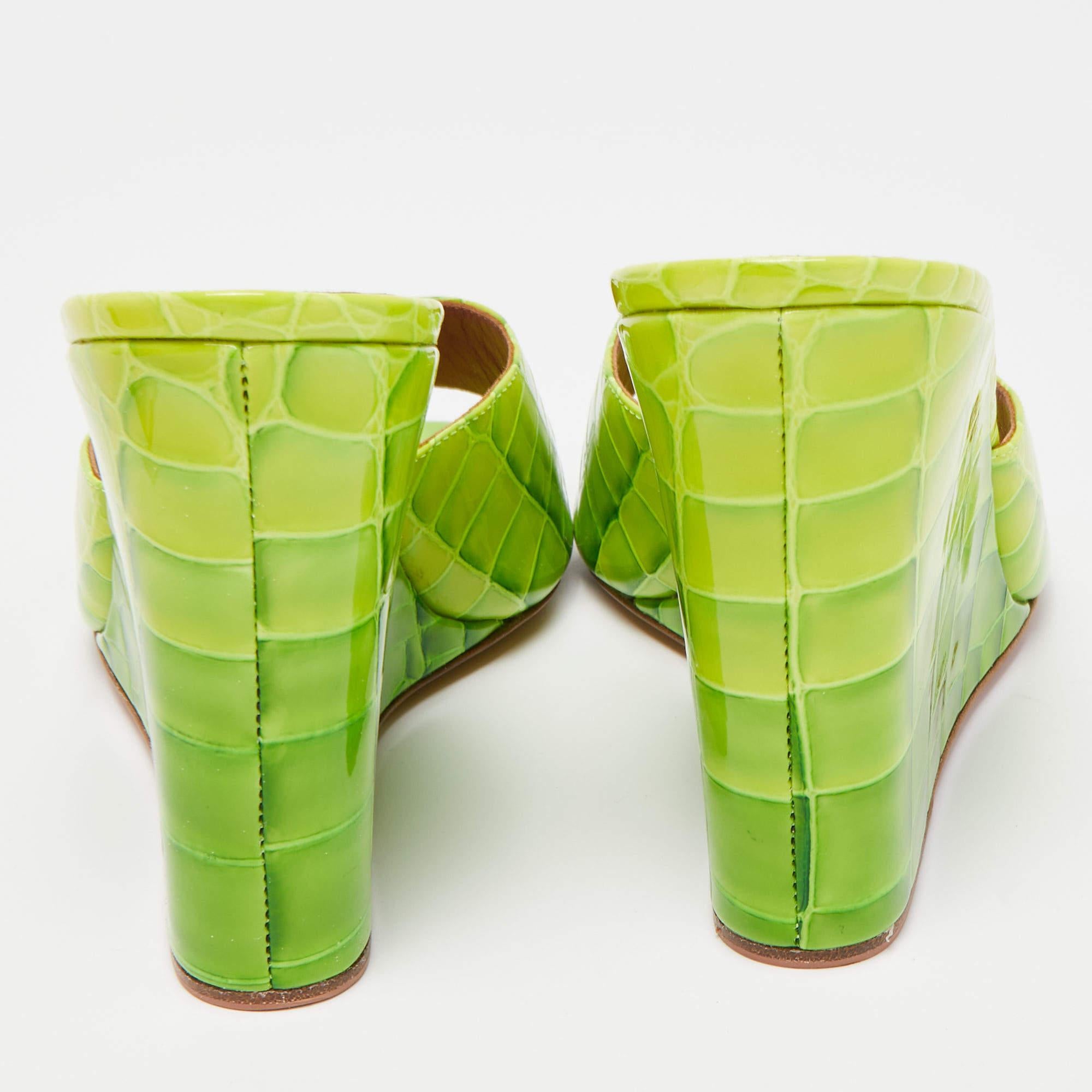 Amina Muaddi Green Croc Patent Embossed lupita Wedge Sandals In Good Condition In Dubai, Al Qouz 2