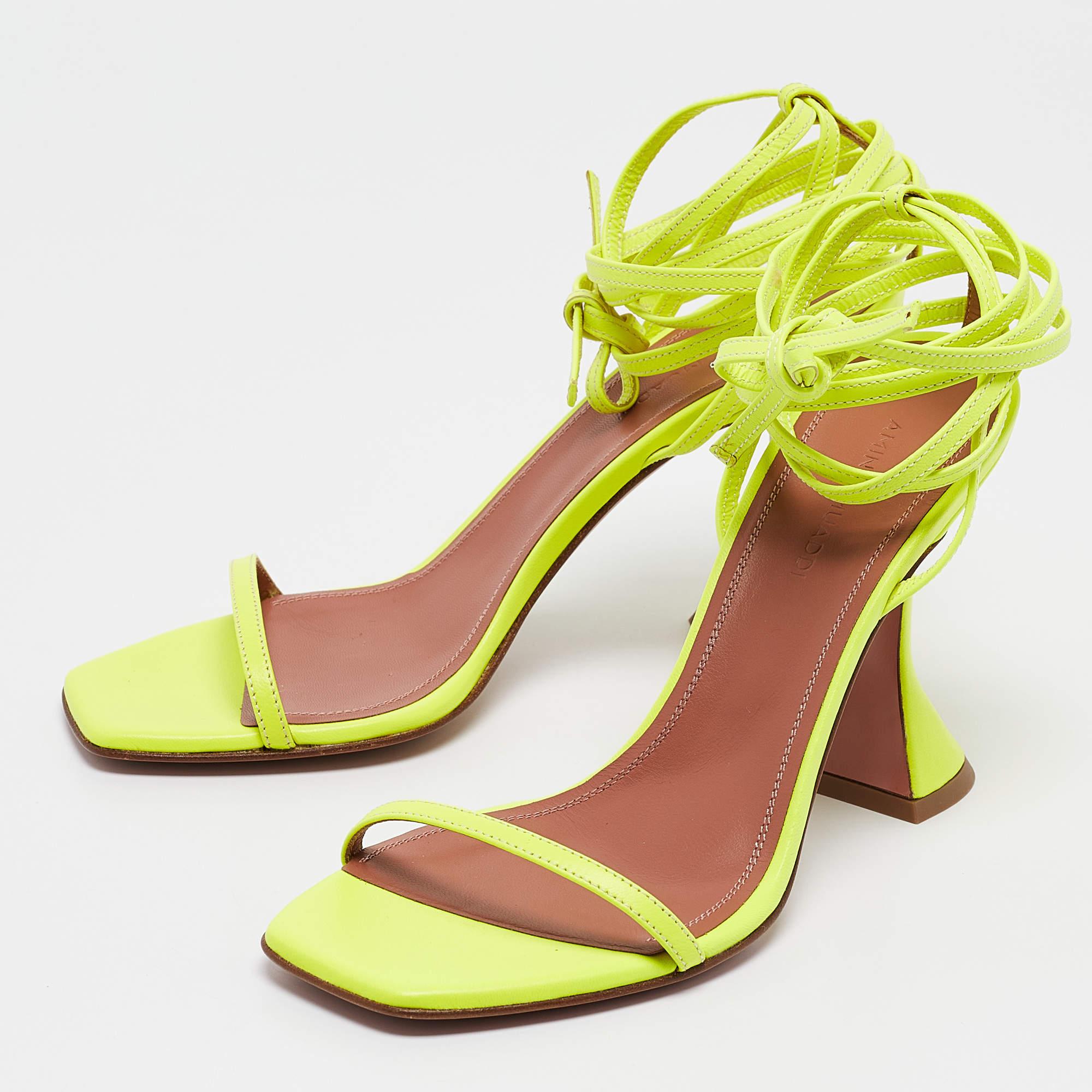 Estas sandalias son elegantes y están fabricadas con esmero para un ajuste perfecto. Fabricado con materiales de calidad  son duraderos  fácil de peinar  y fabuloso  con cómodos interiores  diseño ingenioso  y hermosas partes superiores.